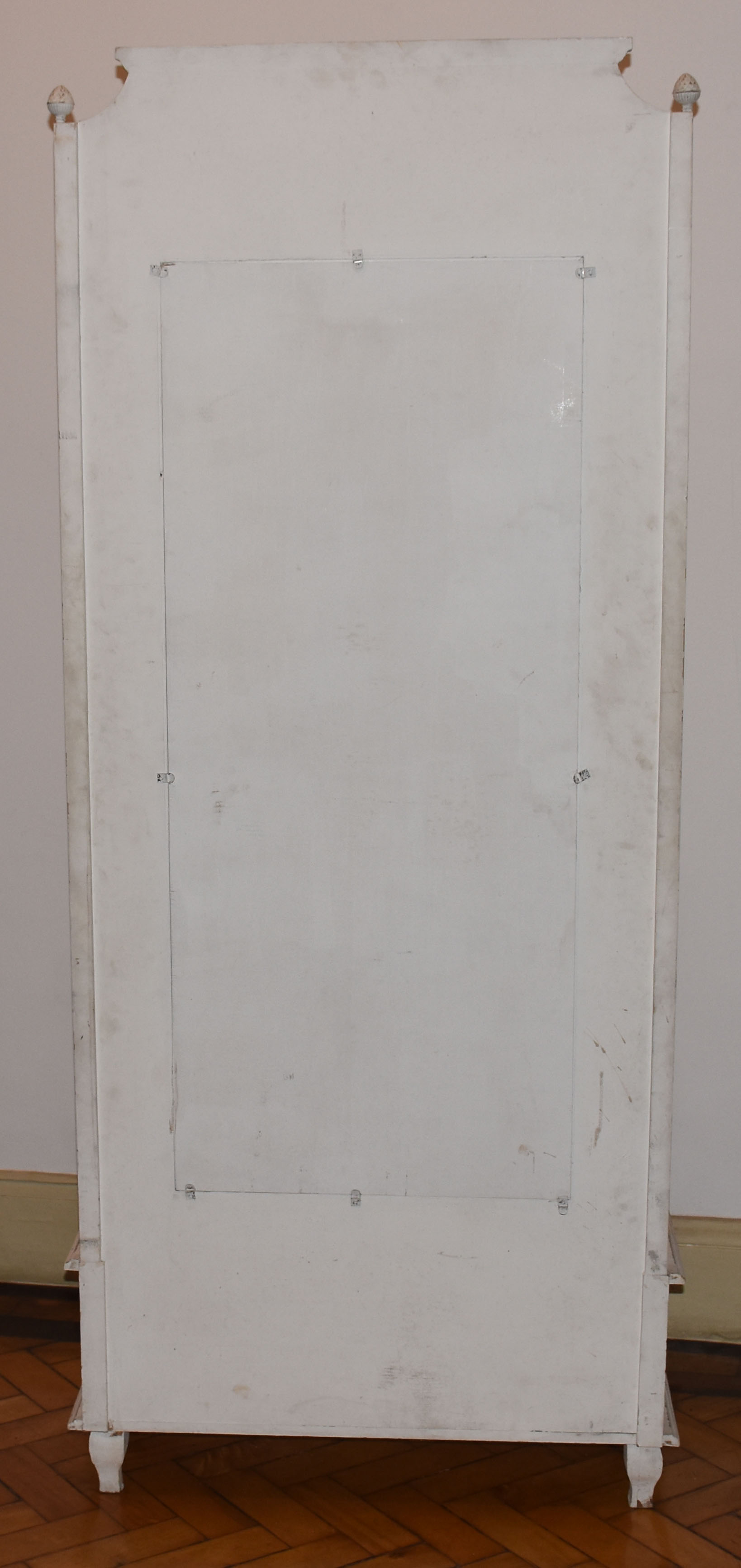 Móvel toilette de madeira patinada de branco, espelho central, duas... - foto 2 de 2