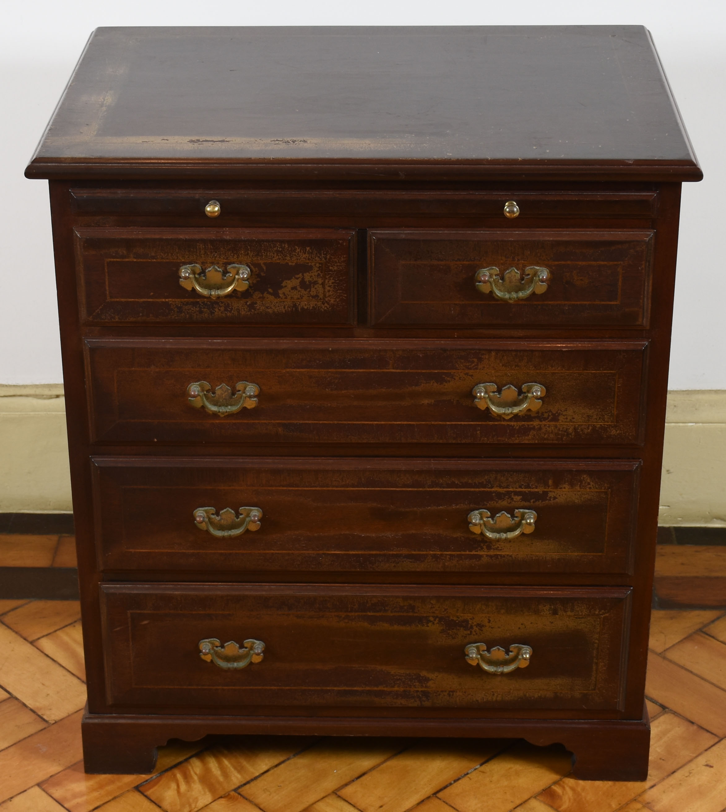 Cômoda para lateral de cama. Caixa reta com três gavetas e duas... - foto 1 de 4