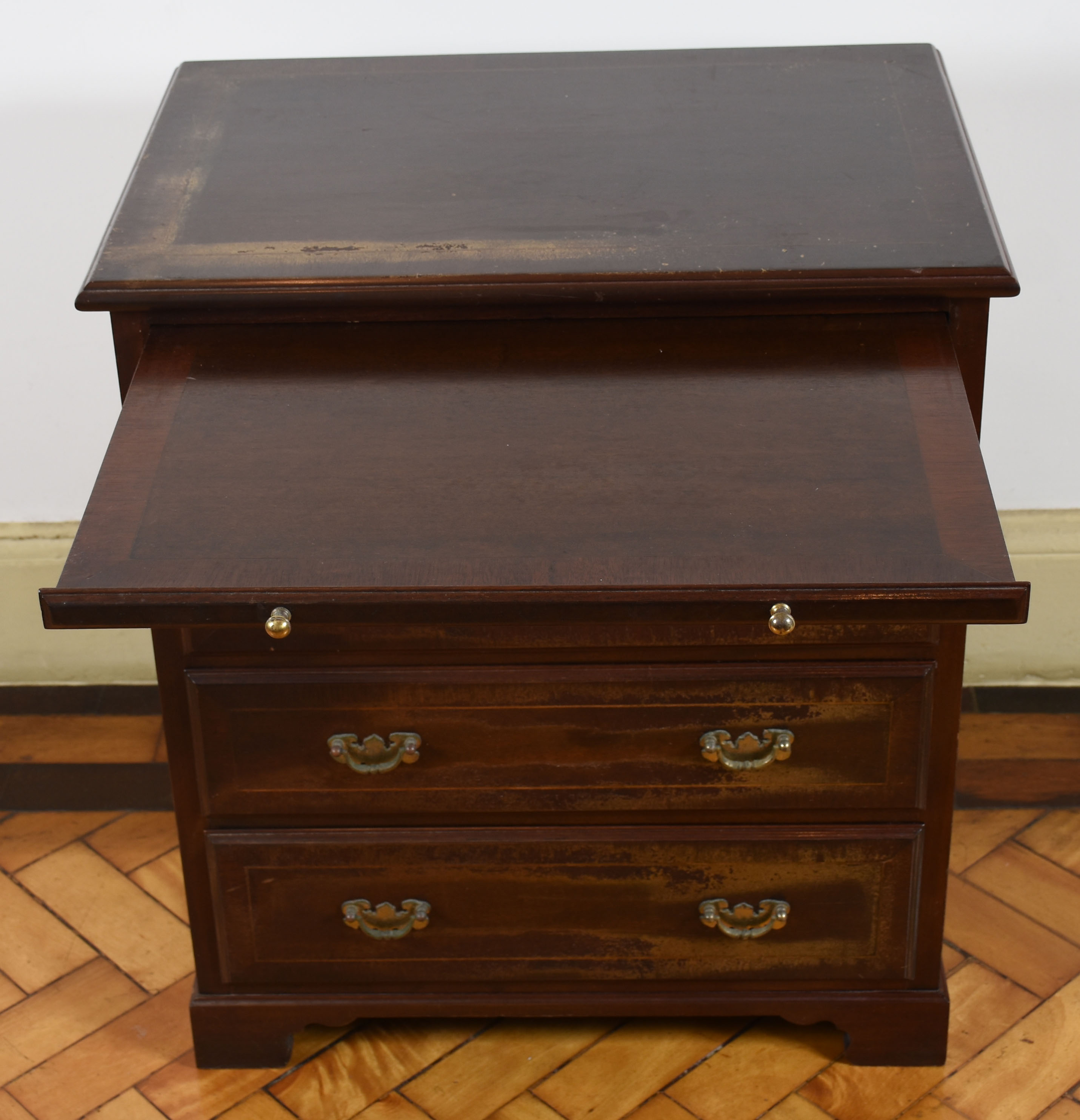 Cômoda para lateral de cama. Caixa reta com três gavetas e duas... - foto 2 de 4