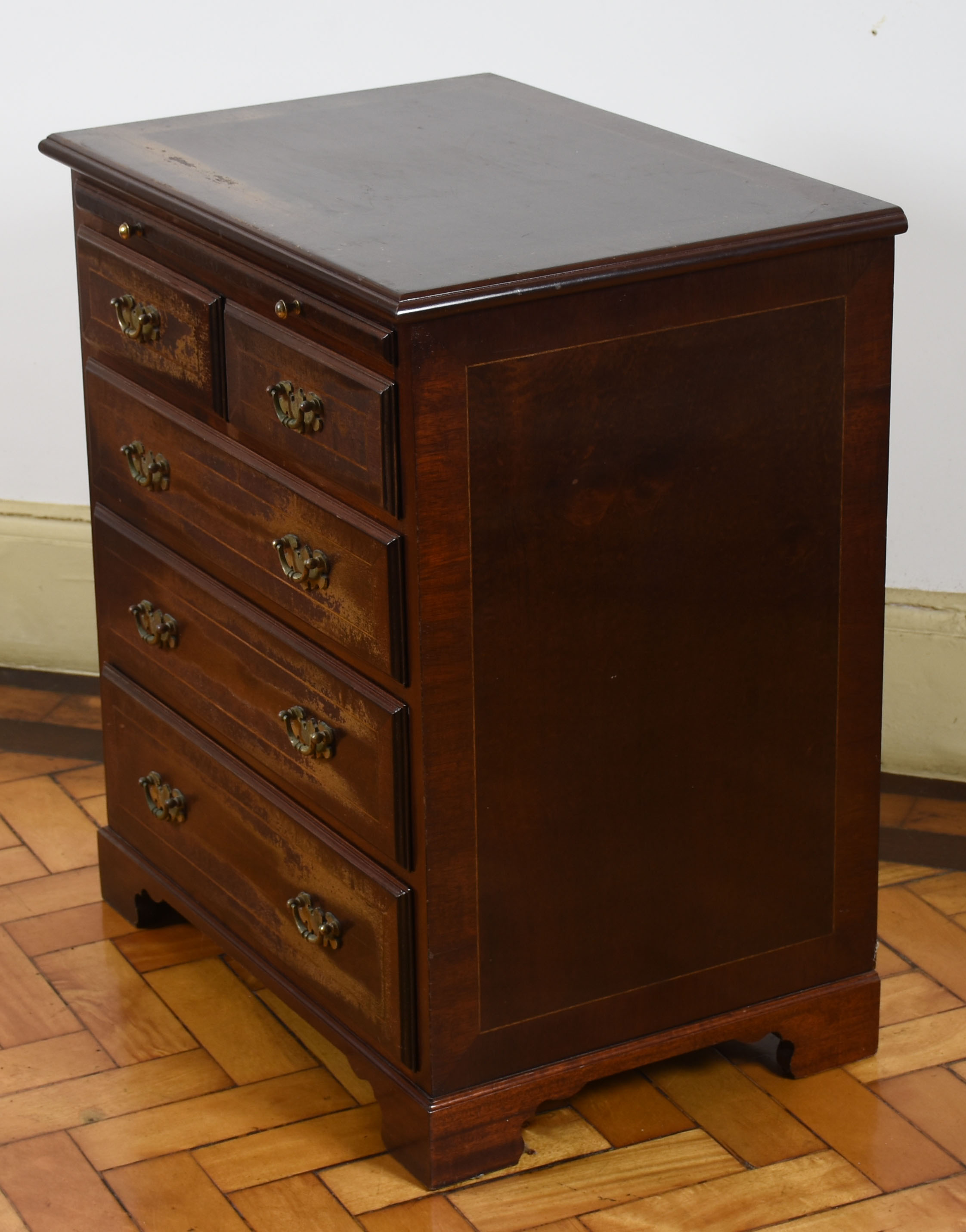 Cômoda para lateral de cama. Caixa reta com três gavetas e duas... - foto 3 de 4