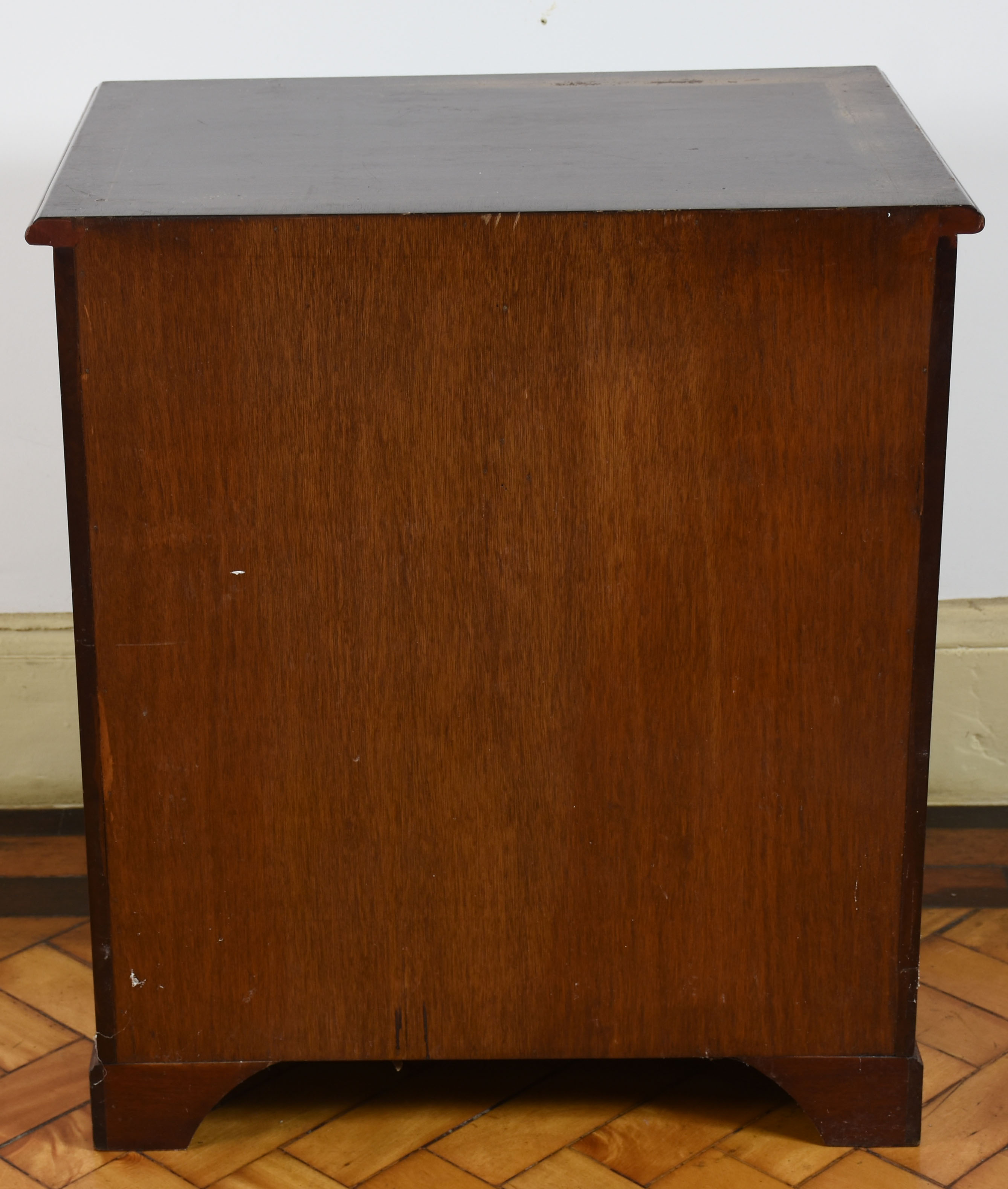 Cômoda para lateral de cama. Caixa reta com três gavetas e duas... - foto 4 de 4