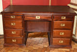 Escrivaninha em madeira nobre estilo ingles, 9 ... - Escrivaninha em madeira nobre estilo ingles, 9 gavetinhas com puxadores de metal dourado embutido, tampo de couro verde 151x81x70cm (CxAxP). Est...