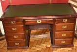Escrivaninha em madeira nobre estilo ingles, 9 ... - Escrivaninha em madeira nobre estilo ingles, 9 gavetinhas com puxadores de metal dourado embutido, tampo de couro verde 151x81x70cm (CxAxP). Est...