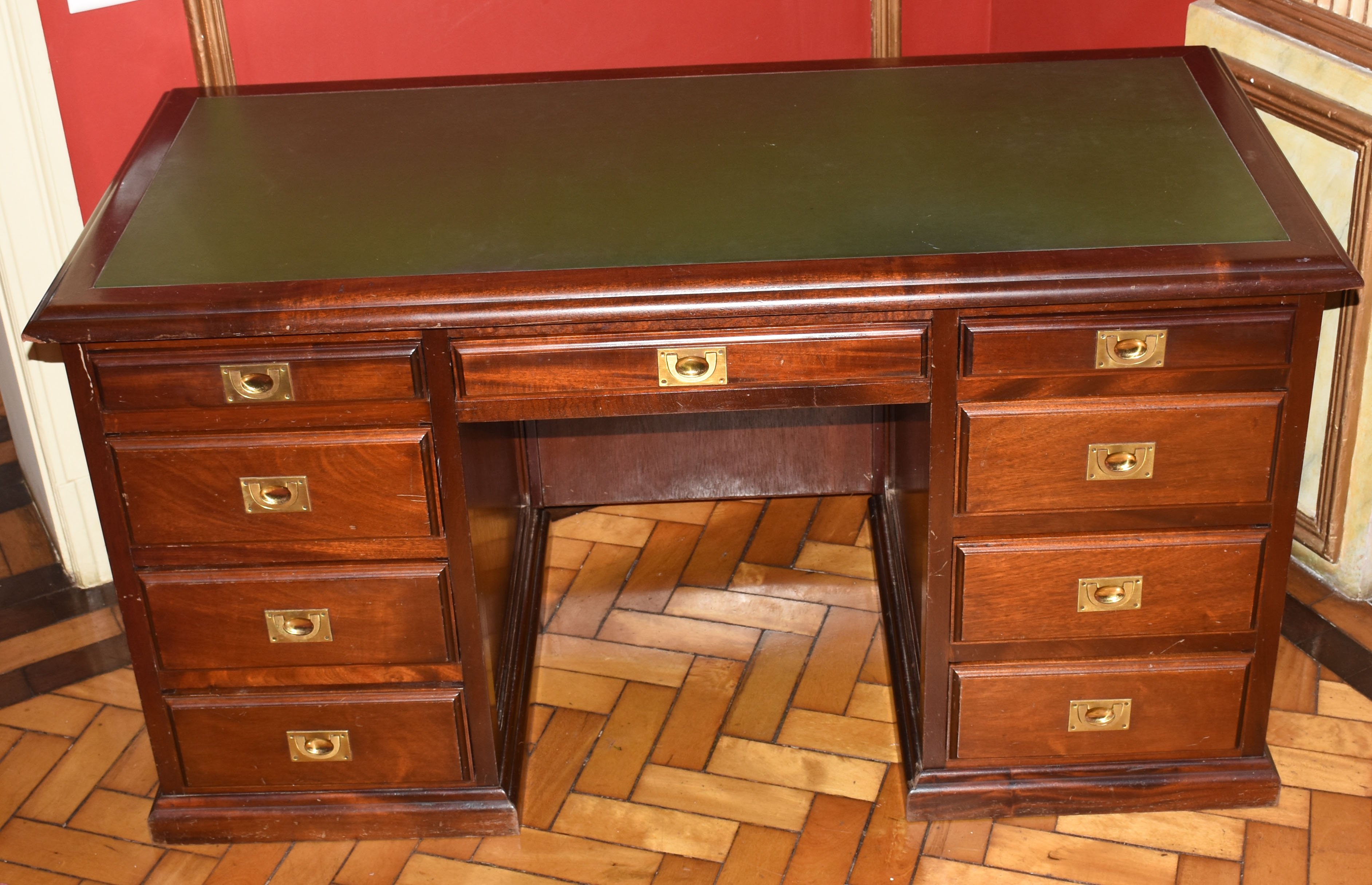 Escrivaninha em madeira nobre estilo ingles, 9 gavetinhas com... - foto 2 de 5