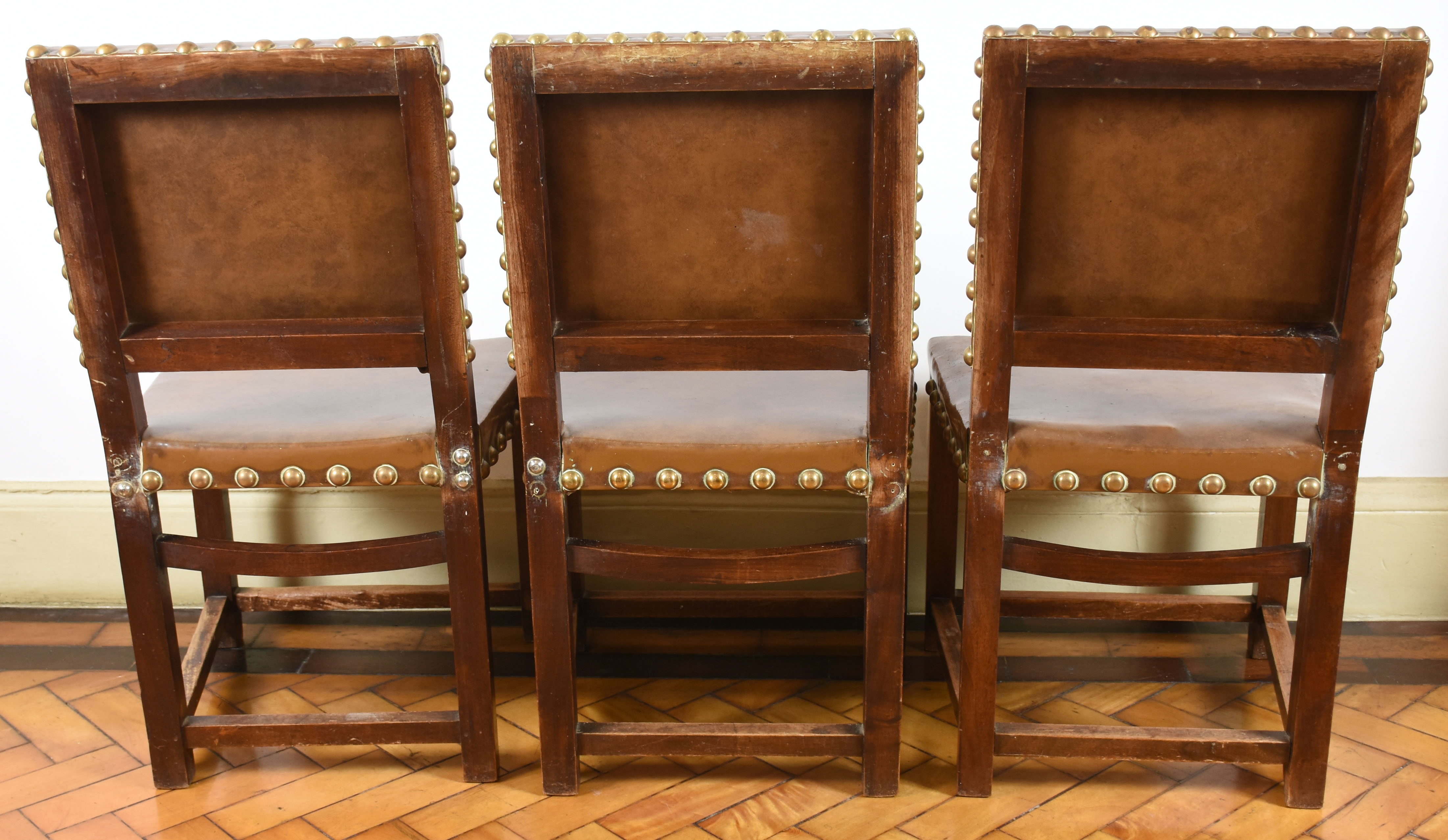 Conjunto com 6 cadeiras , em madeira nobre, estofada em couro... - foto 2 de 4