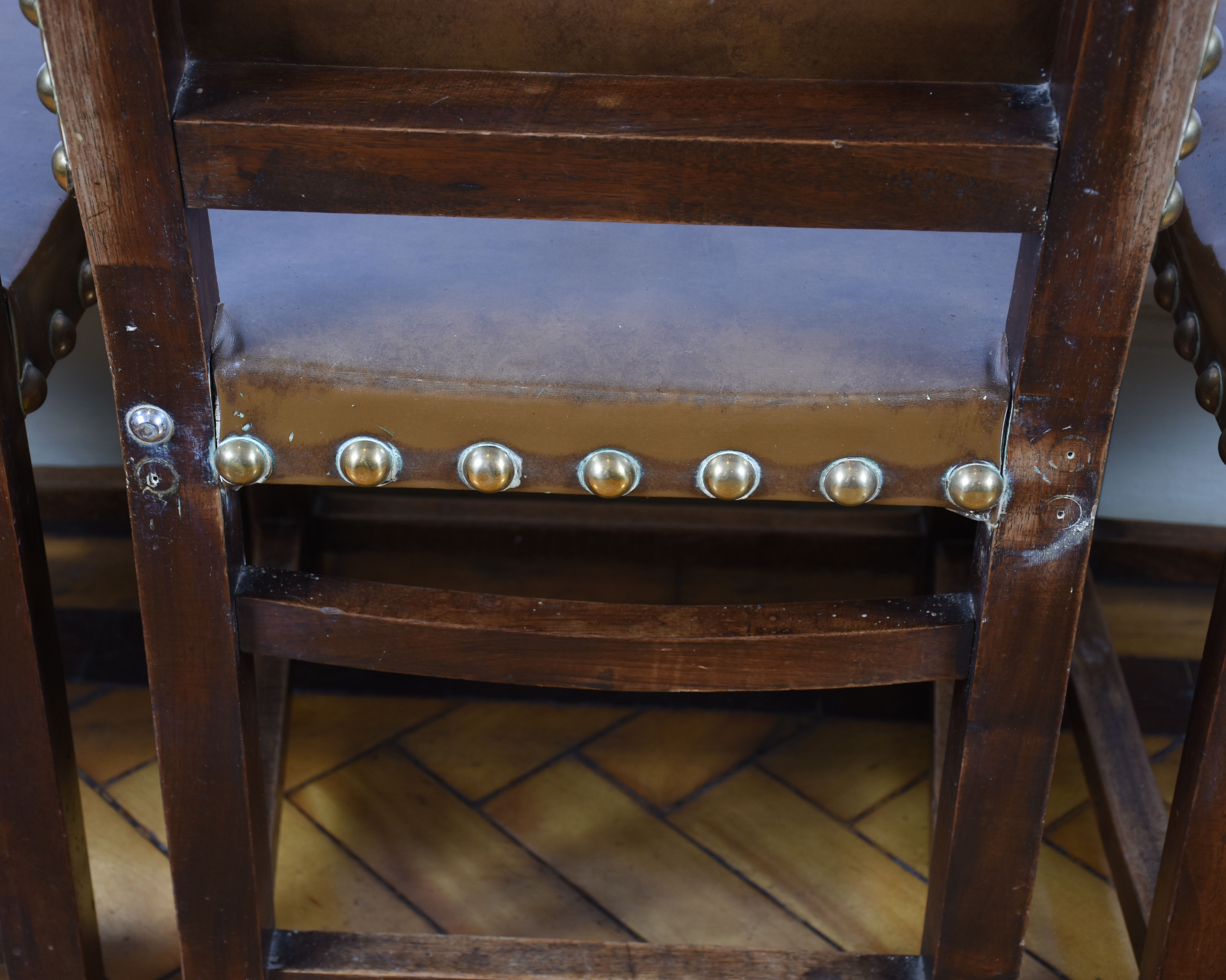 Conjunto com 6 cadeiras , em madeira nobre, estofada em couro... - foto 4 de 4