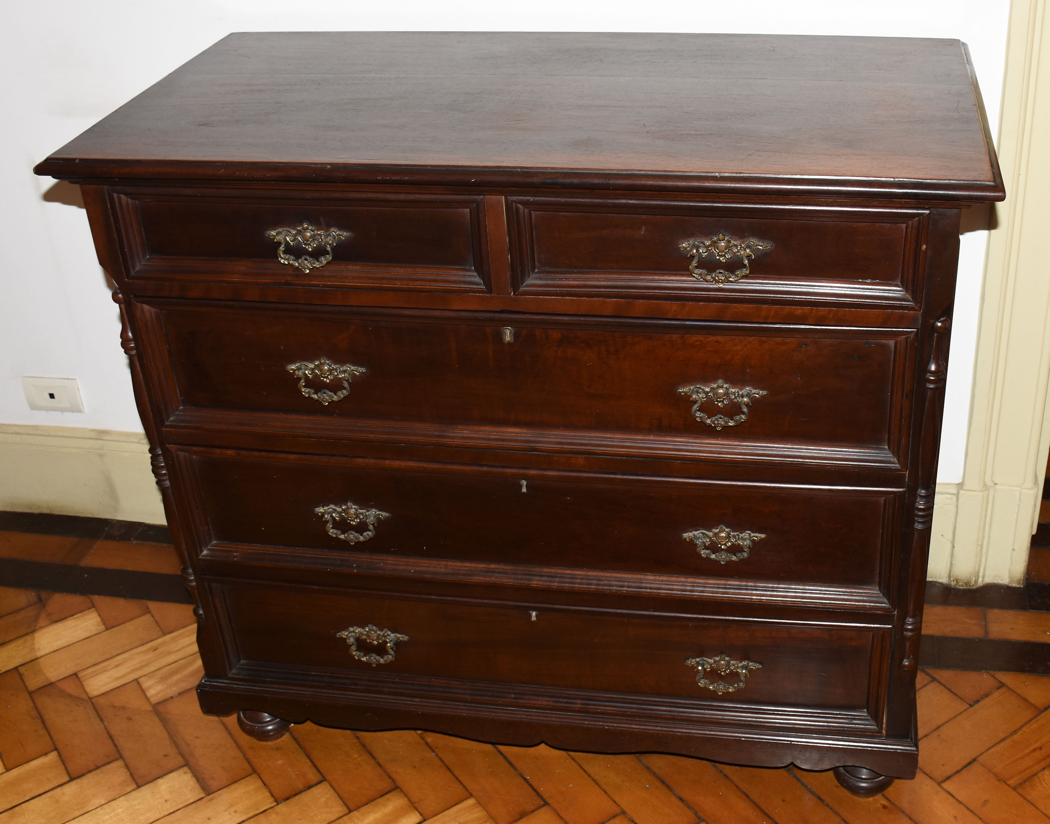 COMODA MADEIRA NOBRE 99 x 112 x 56 (AxLxP). Este Lote se encontra no... - foto 1 de 5
