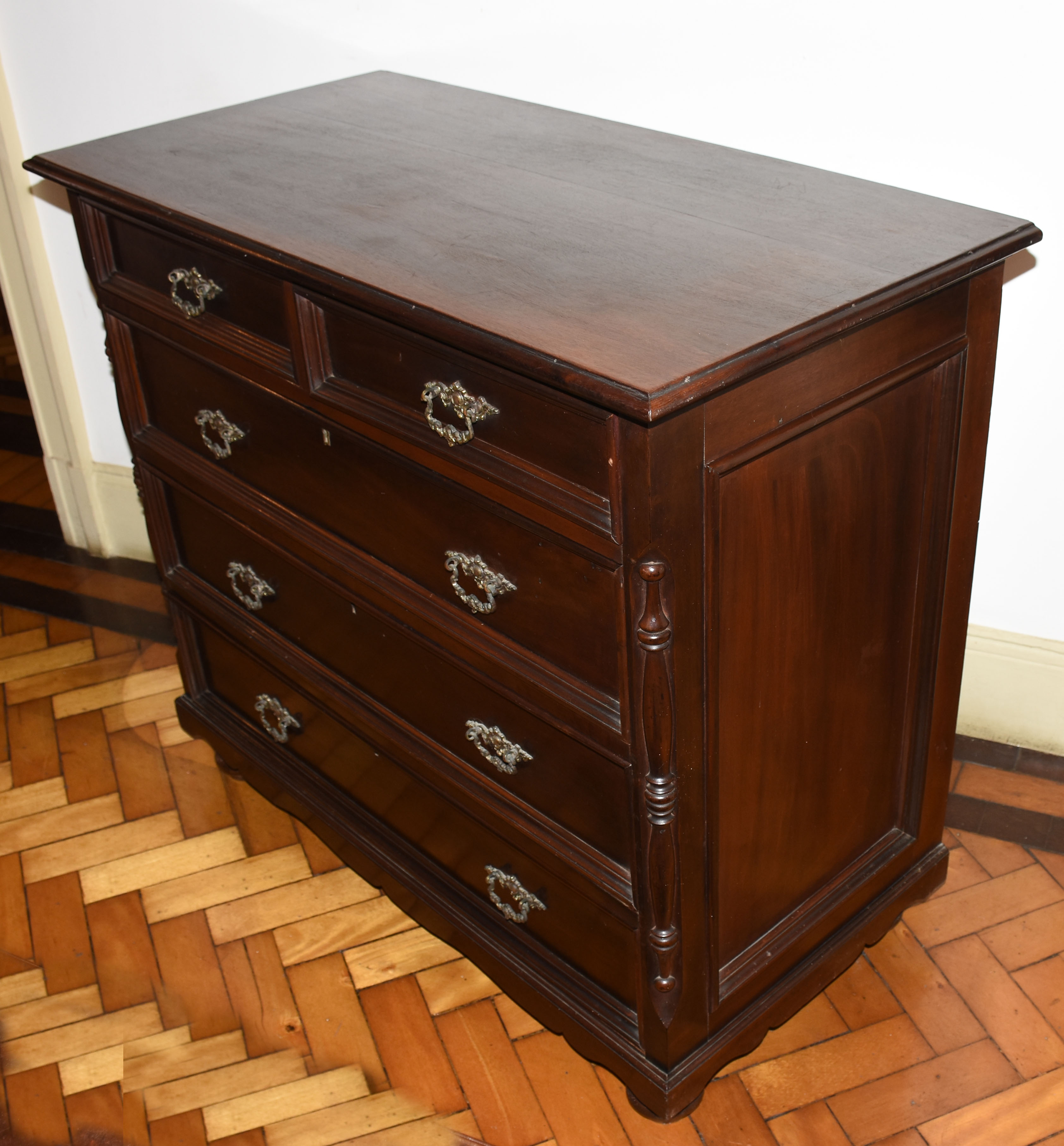 COMODA MADEIRA NOBRE 99 x 112 x 56 (AxLxP). Este Lote se encontra no... - foto 2 de 5