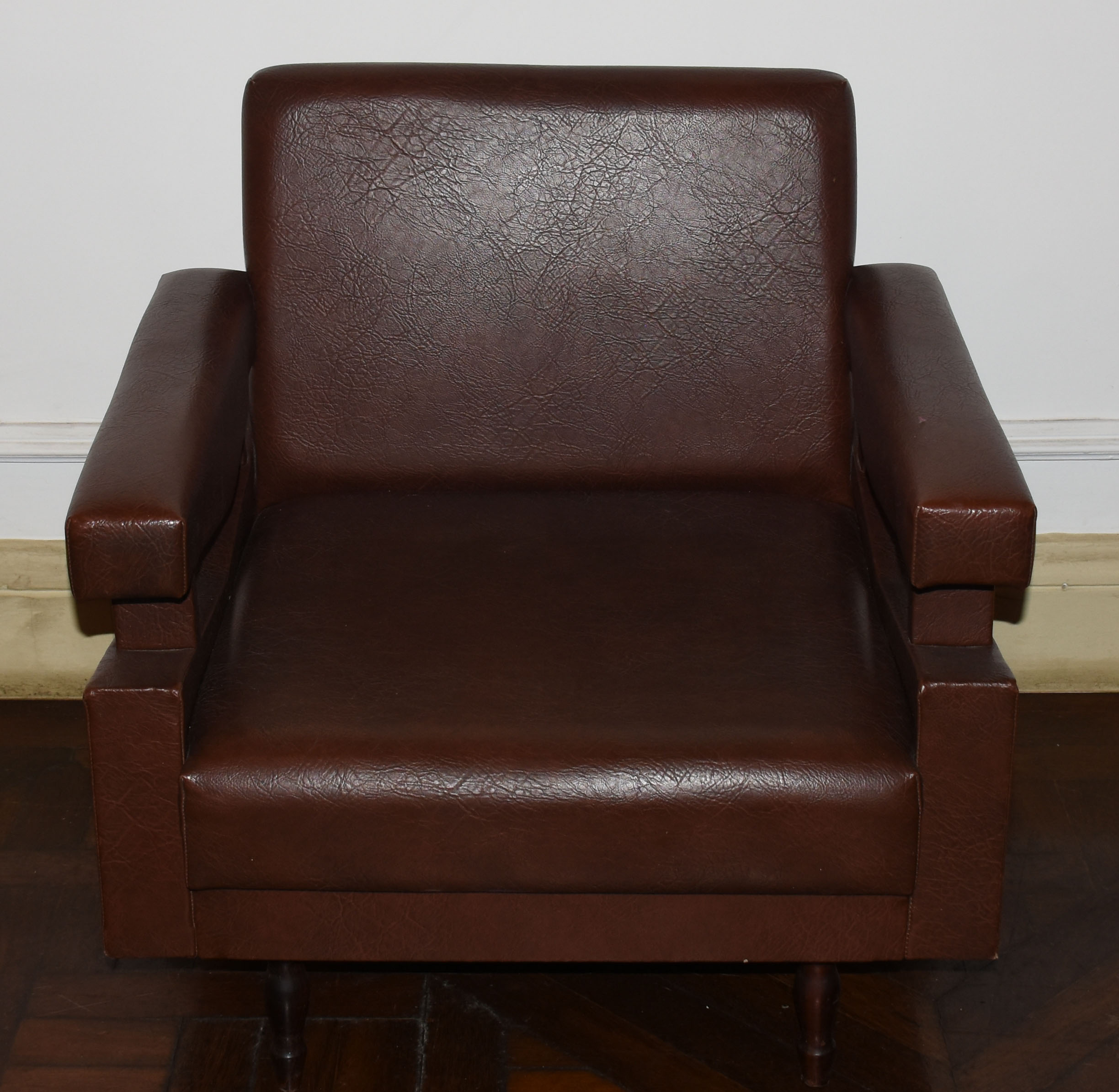 Elegante poltrona da década de 1970, forrado em couro sintético de... - foto 1 de 3