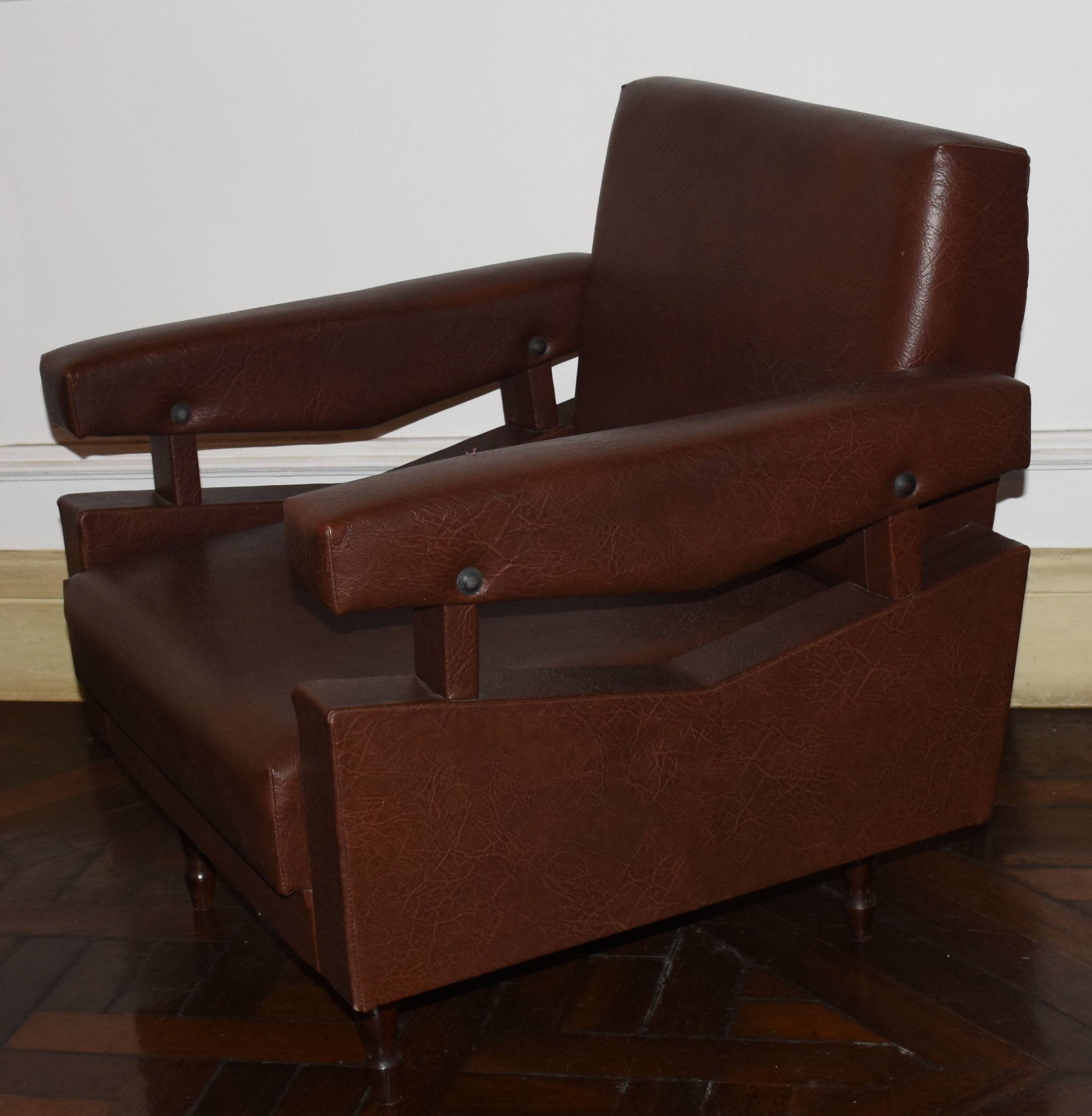 Elegante poltrona da década de 1970, forrado em couro sintético de... - foto 2 de 3