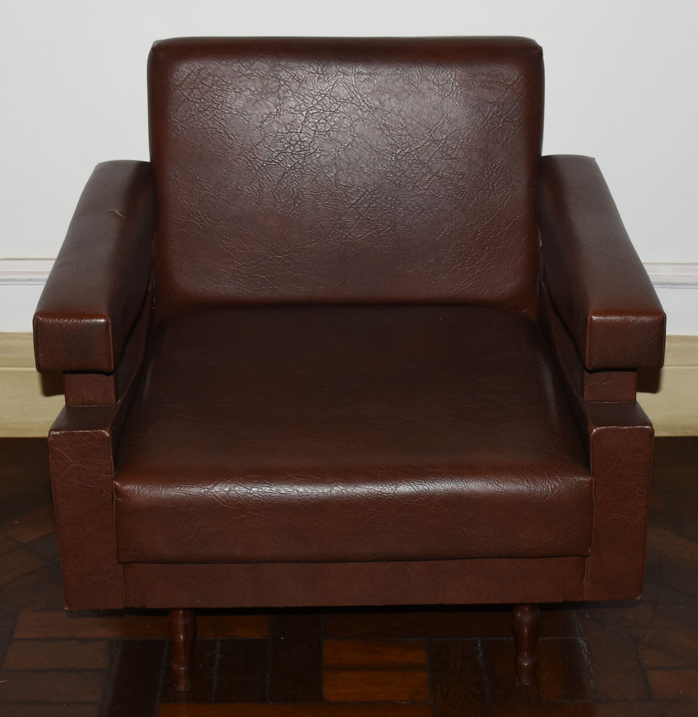Elegante poltrona da década de 1970, forrado em couro sintético de... - foto 1 de 4