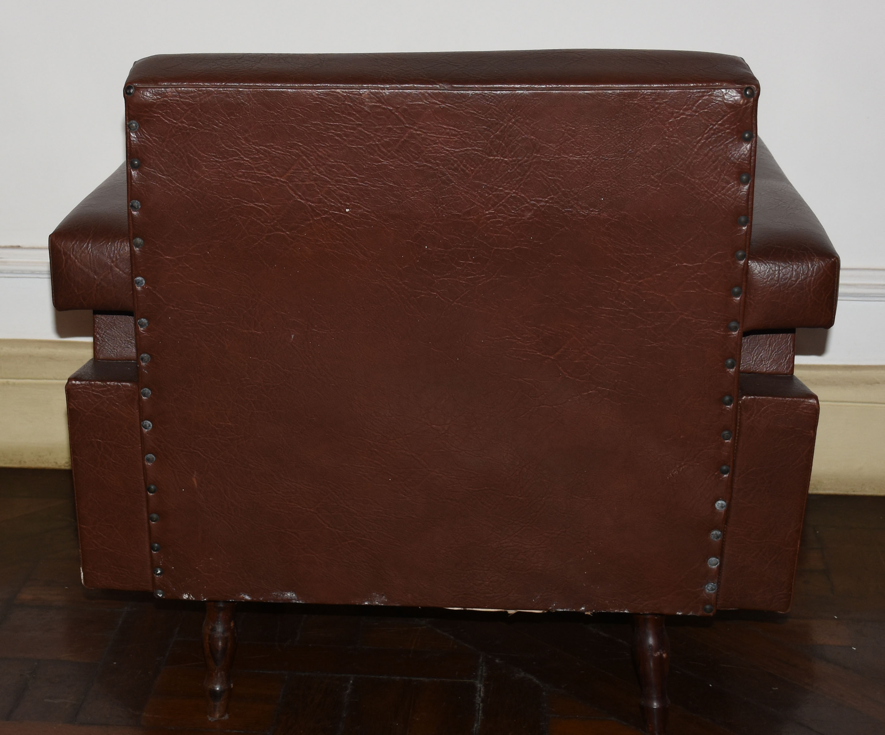 Elegante poltrona da década de 1970, forrado em couro sintético de... - foto 2 de 4