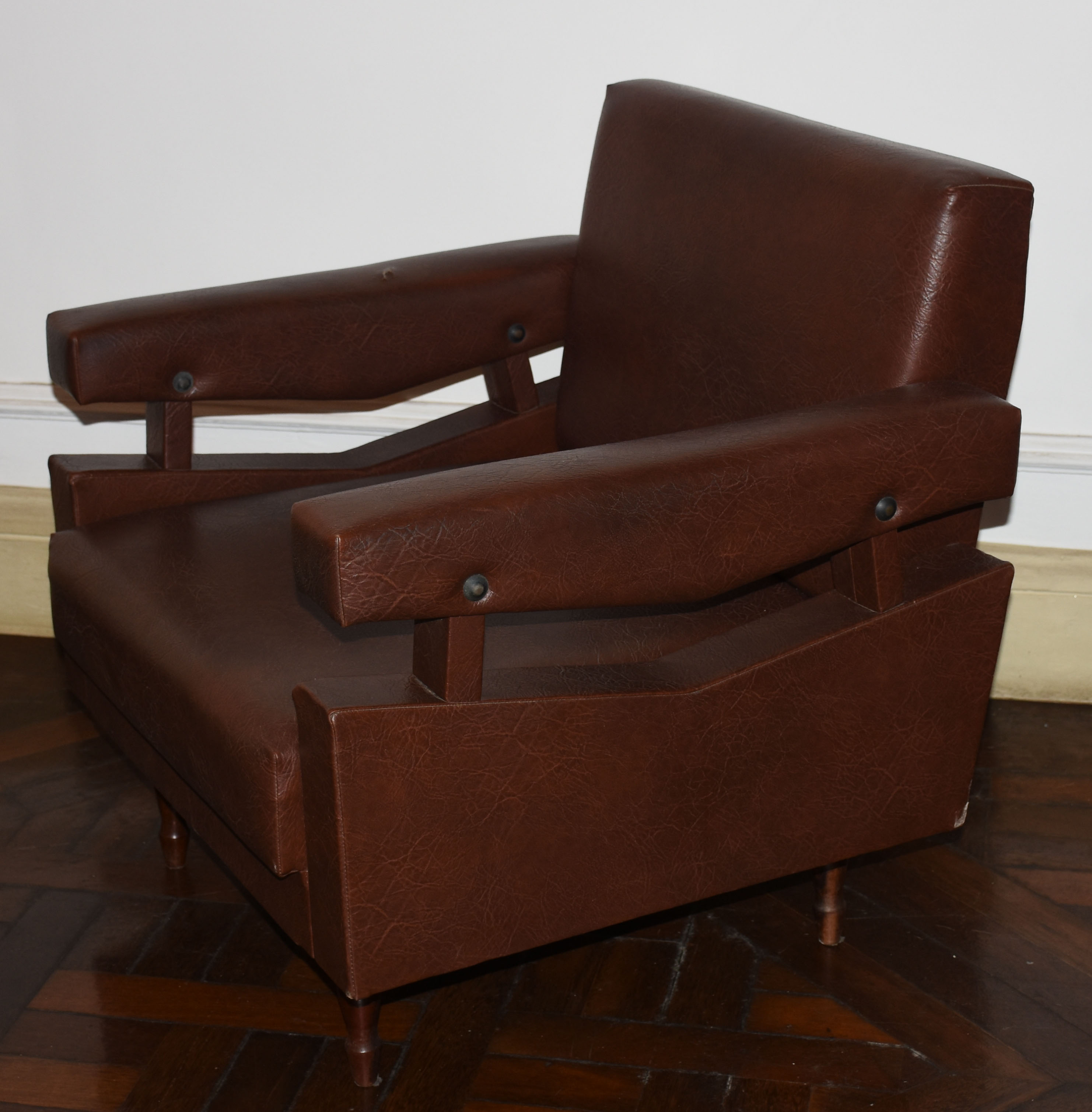 Elegante poltrona da década de 1970, forrado em couro sintético de... - foto 3 de 4