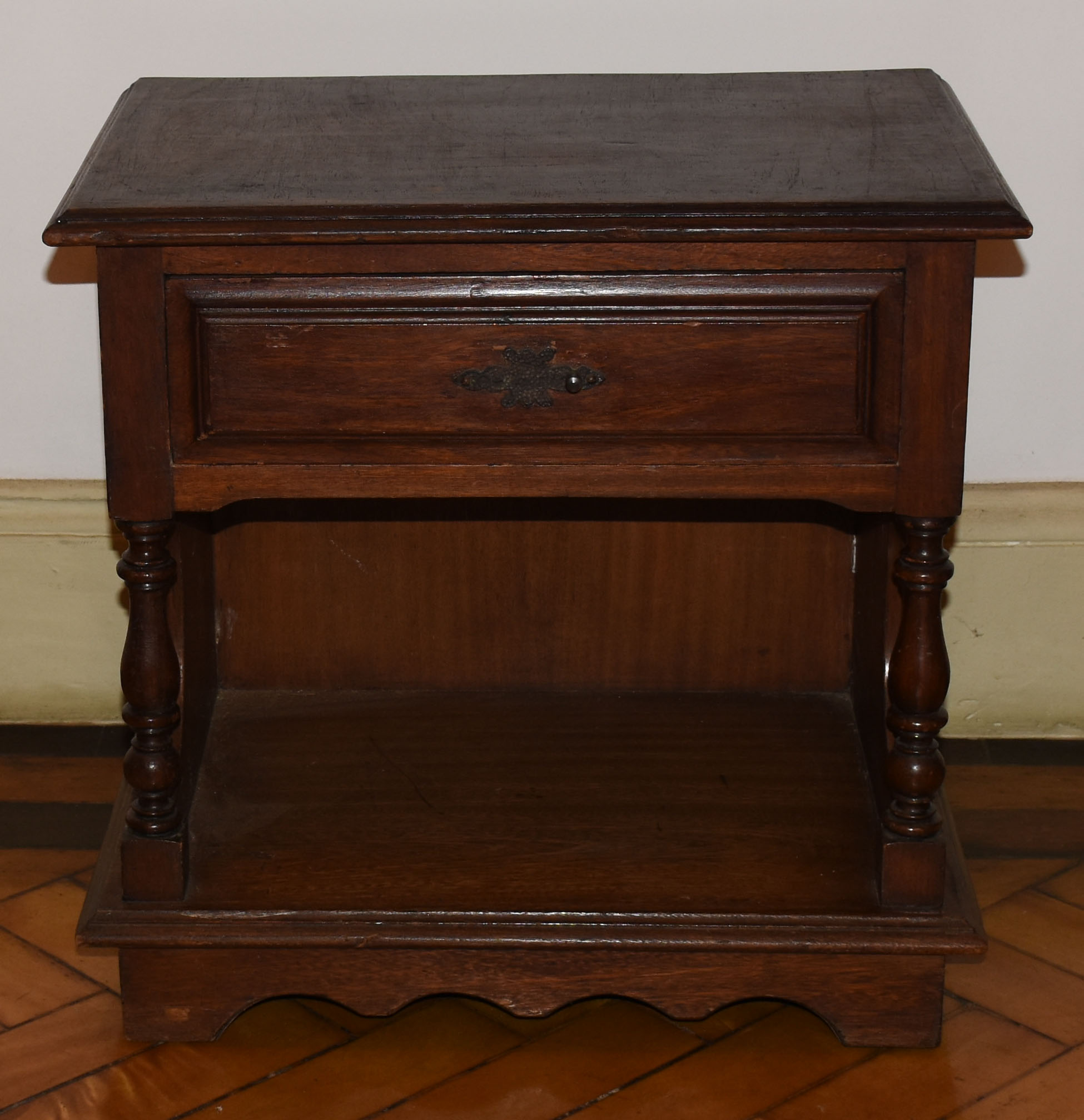 Mesa de apoio em madeira maciça com uma gaveta. Este Lote se encontra... - foto 1 de 4