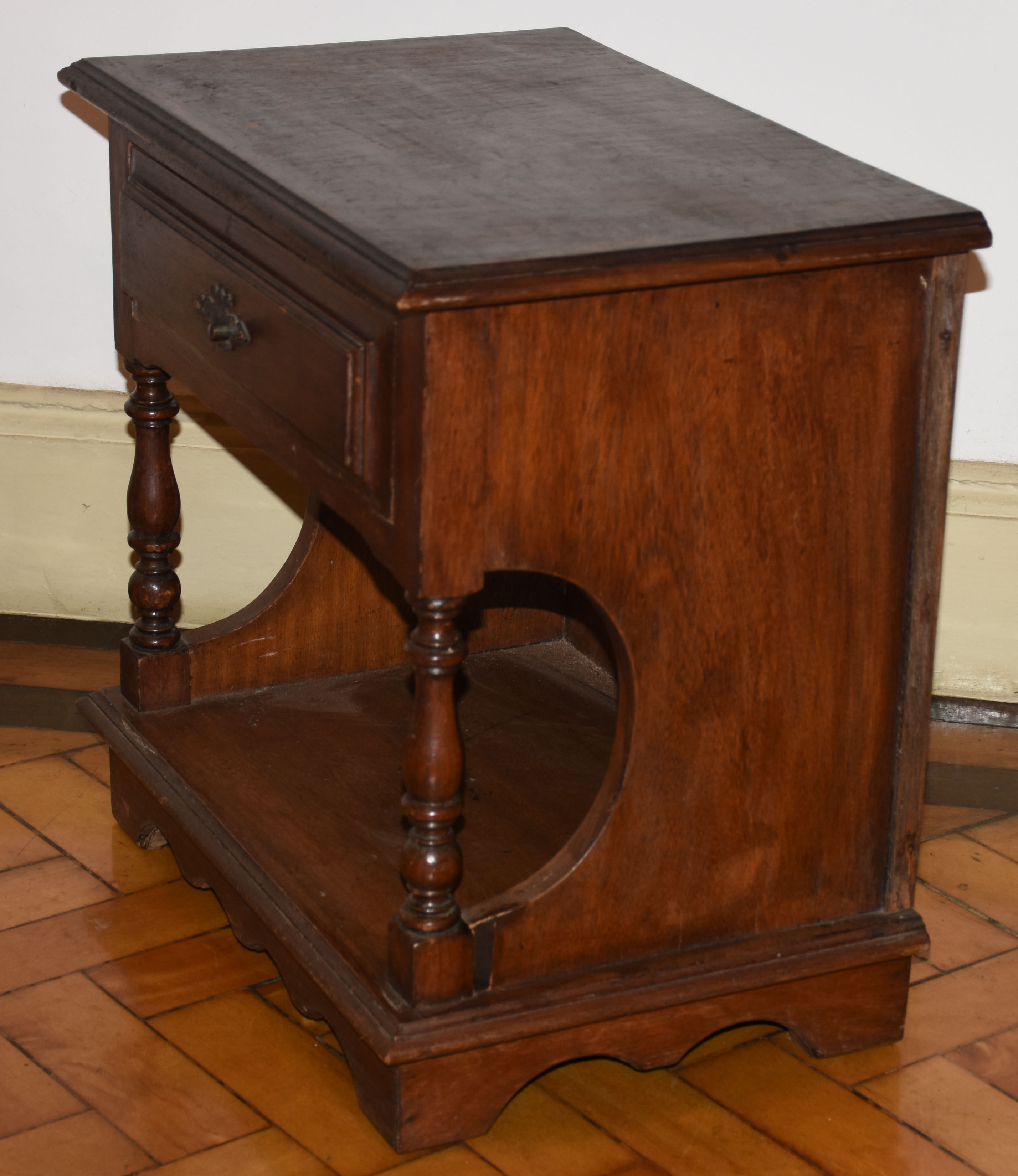 Mesa de apoio em madeira maciça com uma gaveta. Este Lote se encontra... - foto 2 de 4
