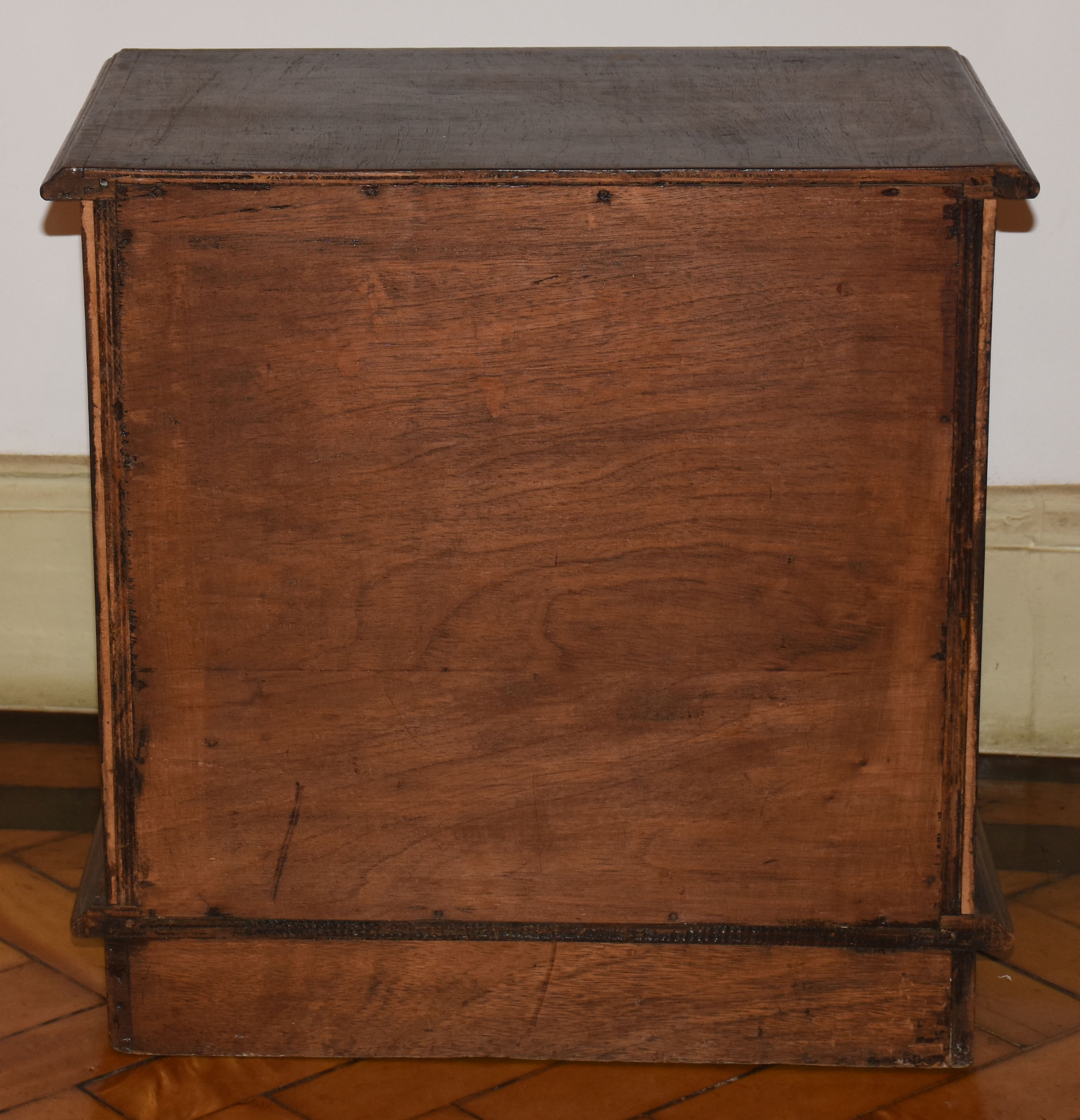 Mesa de apoio em madeira maciça com uma gaveta. Este Lote se encontra... - foto 3 de 4