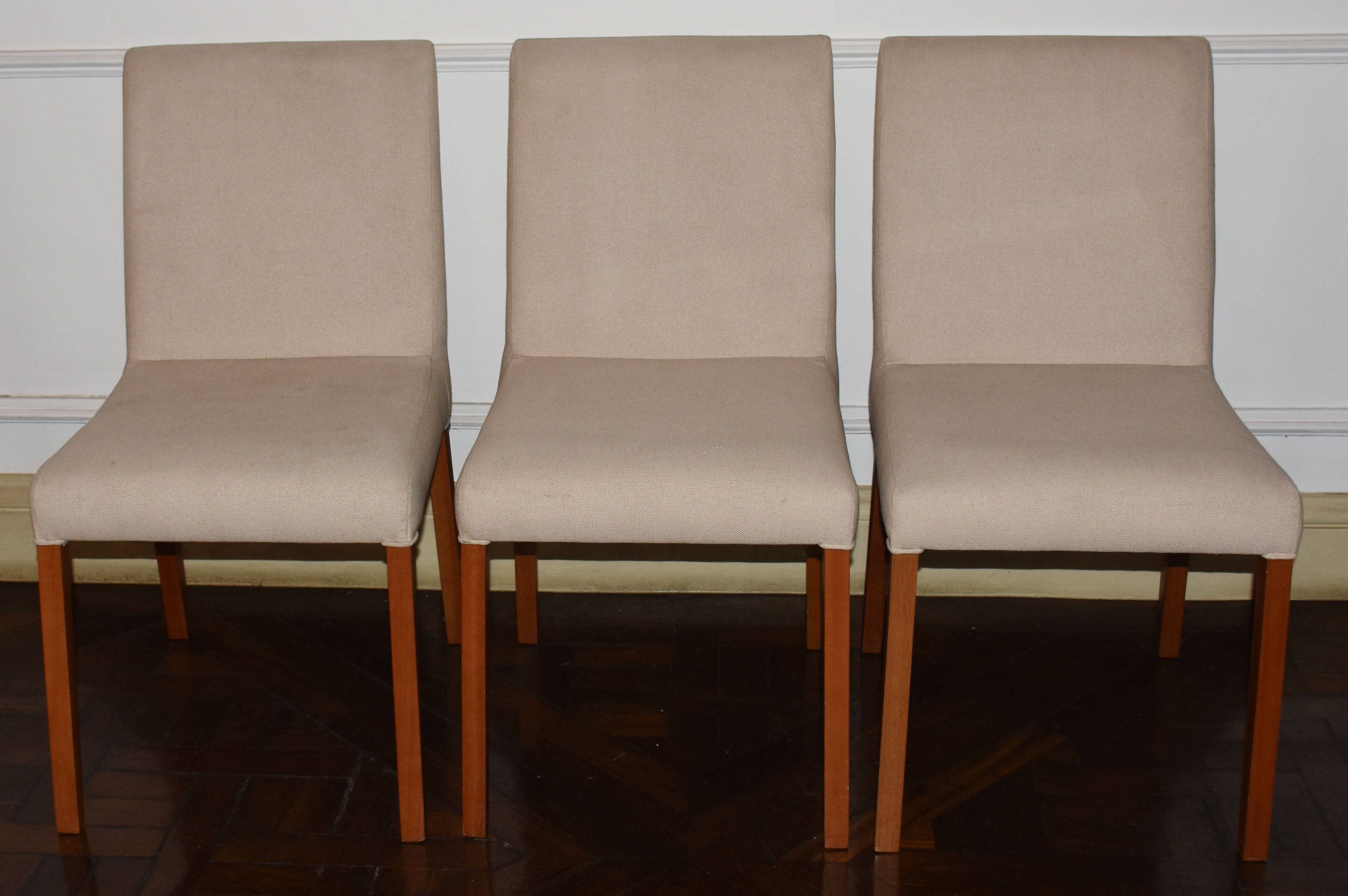 Três CADEIRAS EM PAU MARFIM COM ESTOFAMENTO EM LINHO CRÚ 90 X 48 X 60... - foto 1 de 3