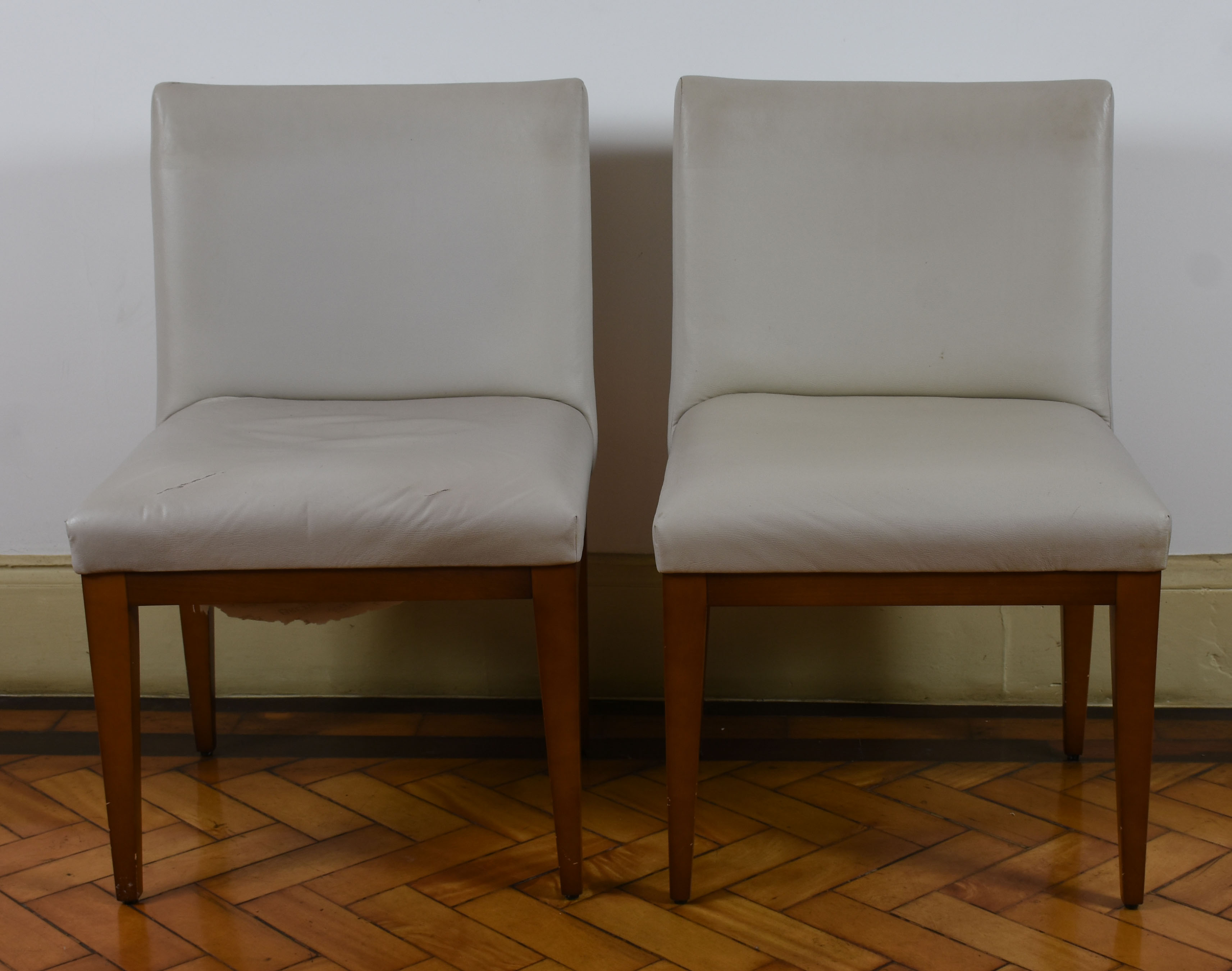 Par de cadeiras em curvim branco 84 x 50 x 50 (AxLxP). Este Lote se... - foto 1 de 4