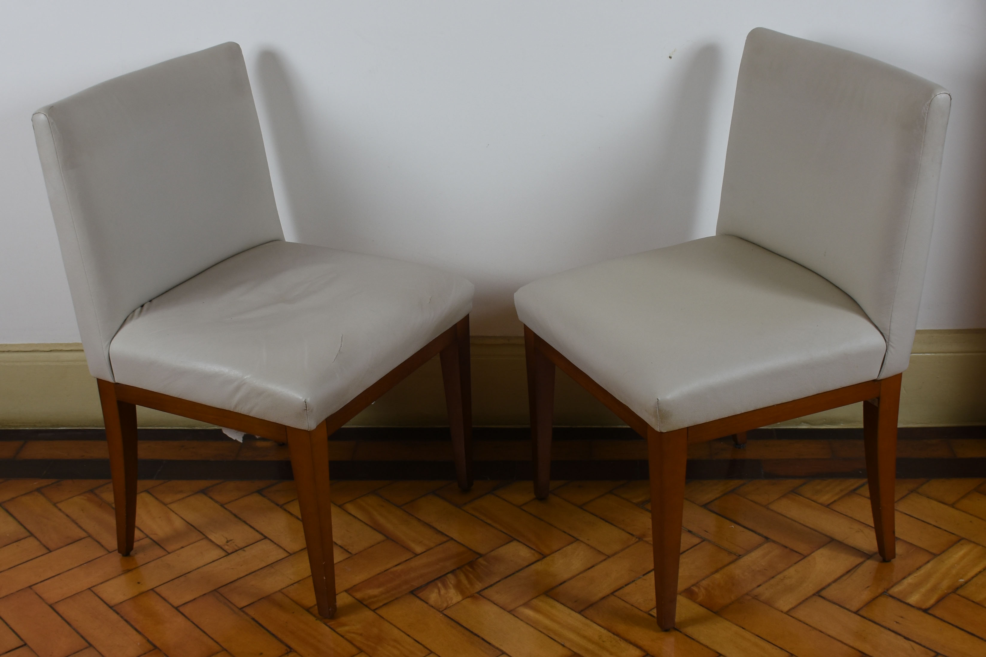 Par de cadeiras em curvim branco 84 x 50 x 50 (AxLxP). Este Lote se... - foto 2 de 4