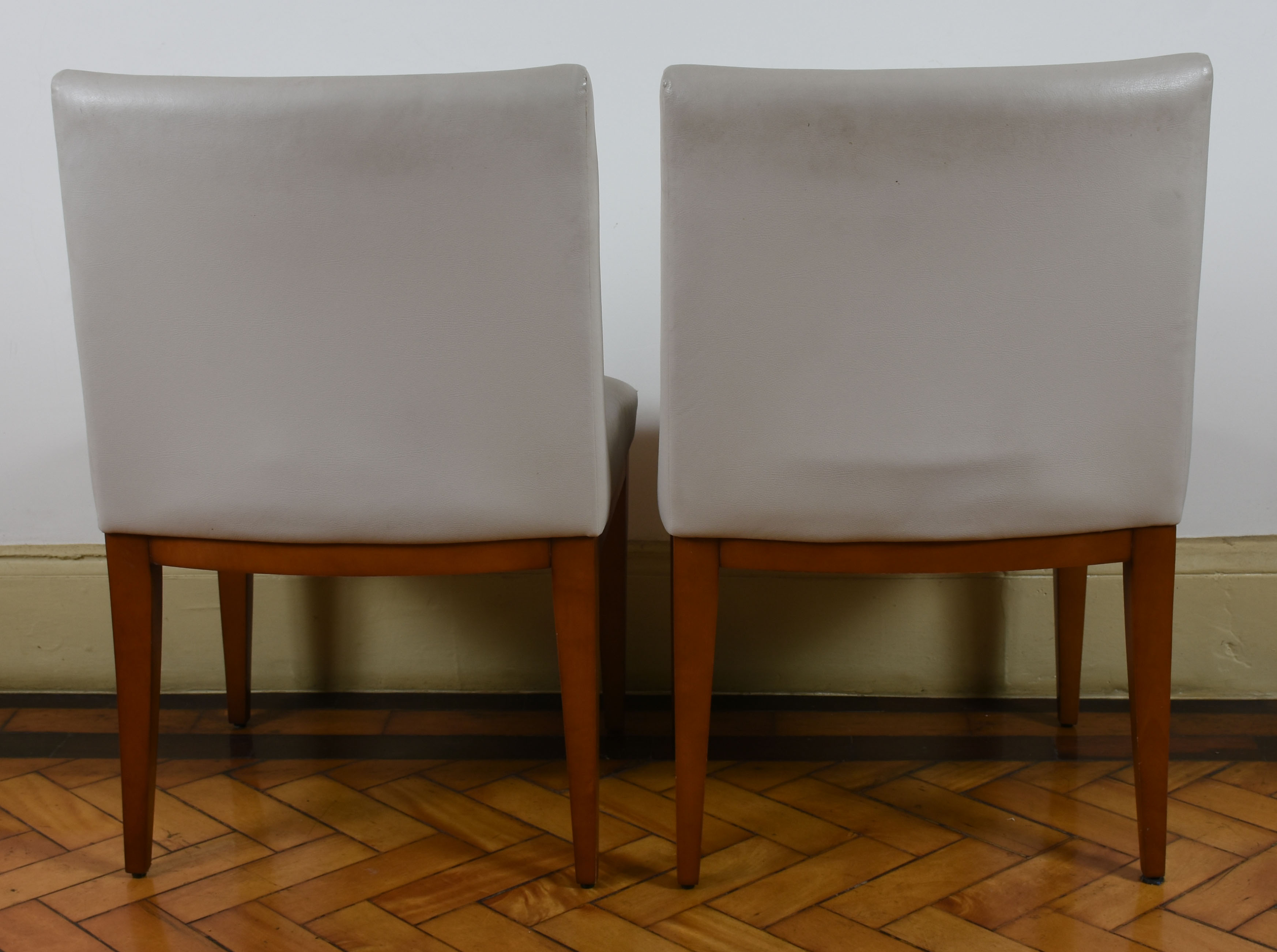 Par de cadeiras em curvim branco 84 x 50 x 50 (AxLxP). Este Lote se... - foto 3 de 4