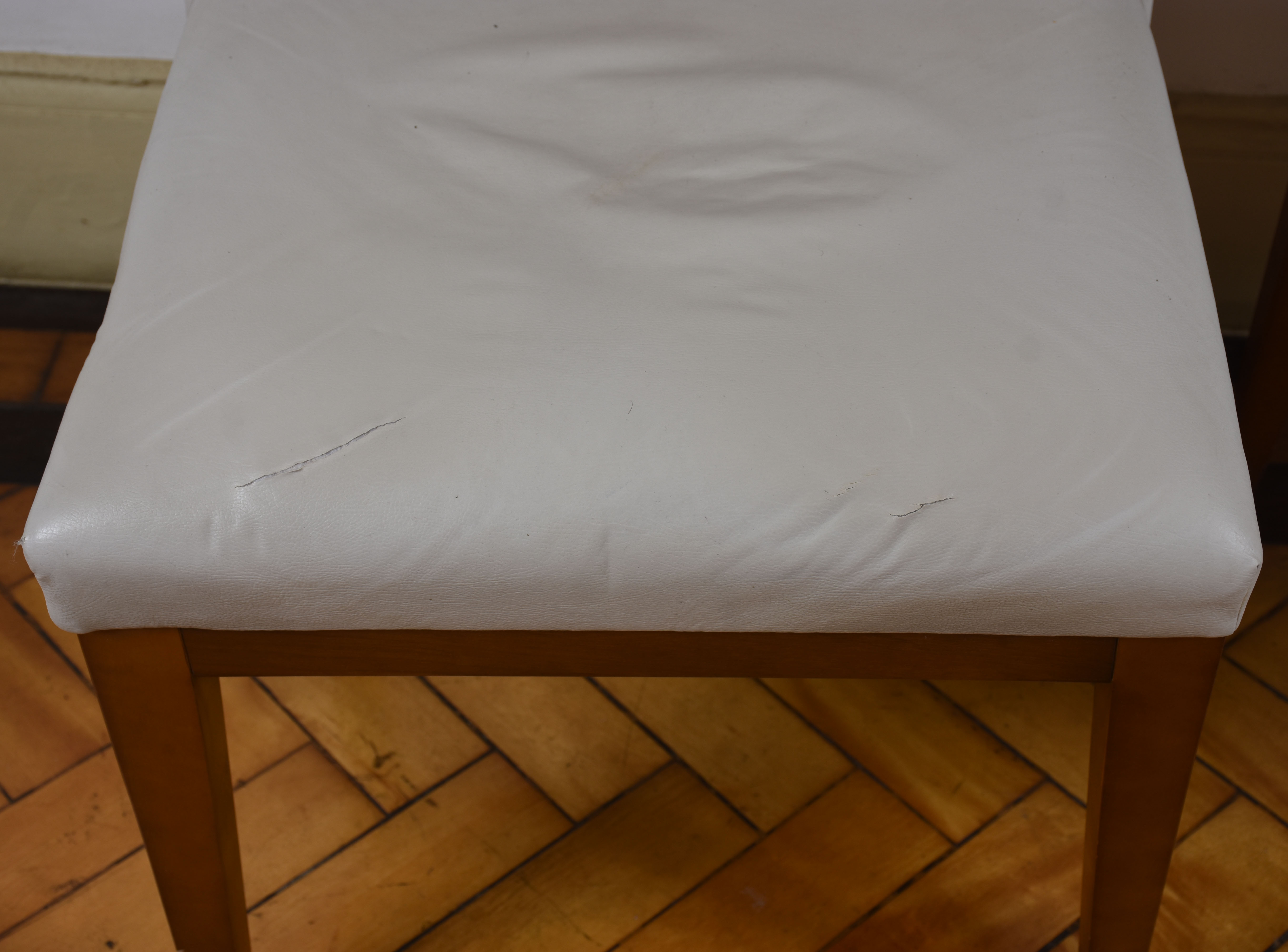 Par de cadeiras em curvim branco 84 x 50 x 50 (AxLxP). Este Lote se... - foto 4 de 4