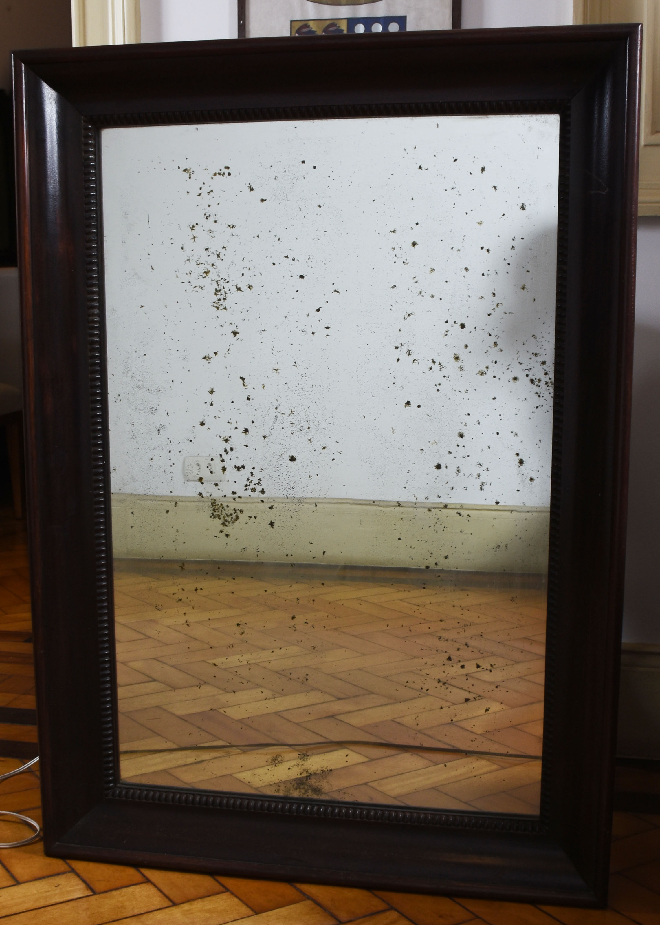 Espelho retangular, moldura em madeira nobre. Med. 110 x 80 – marcas... - foto 1 de 2