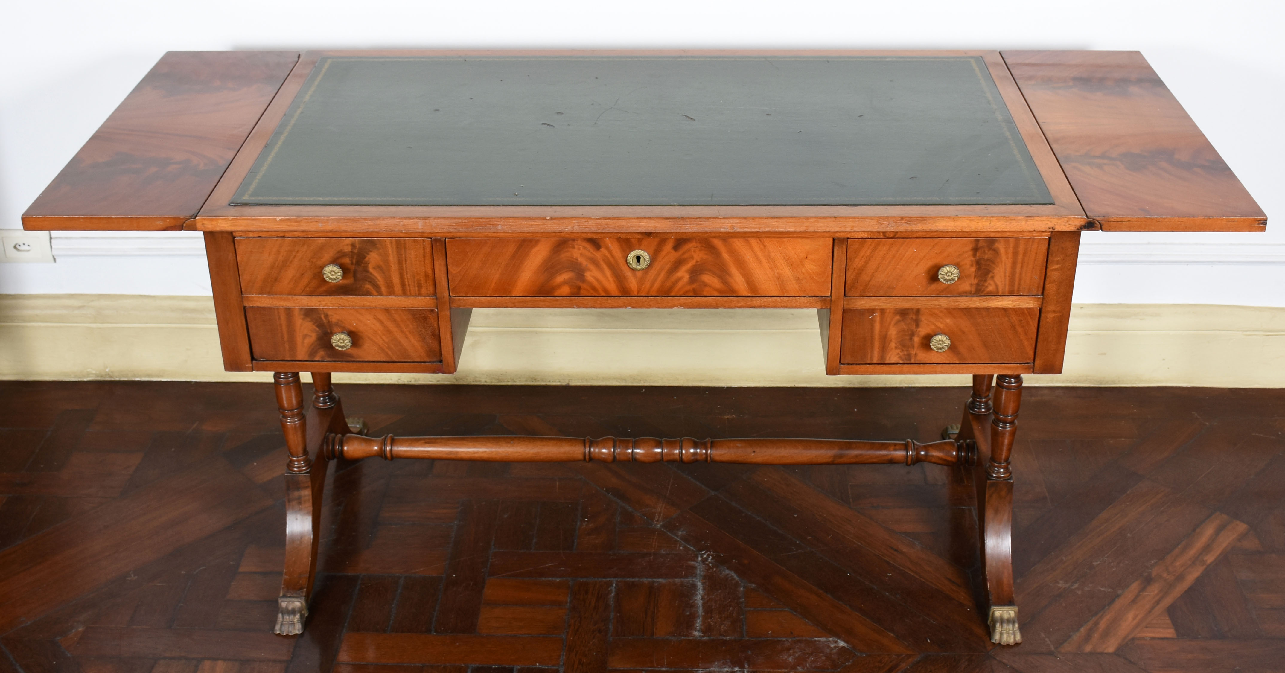 Sofá table em mogno com tampo em couro abas laterais reversíveis - 65... - foto 1 de 4