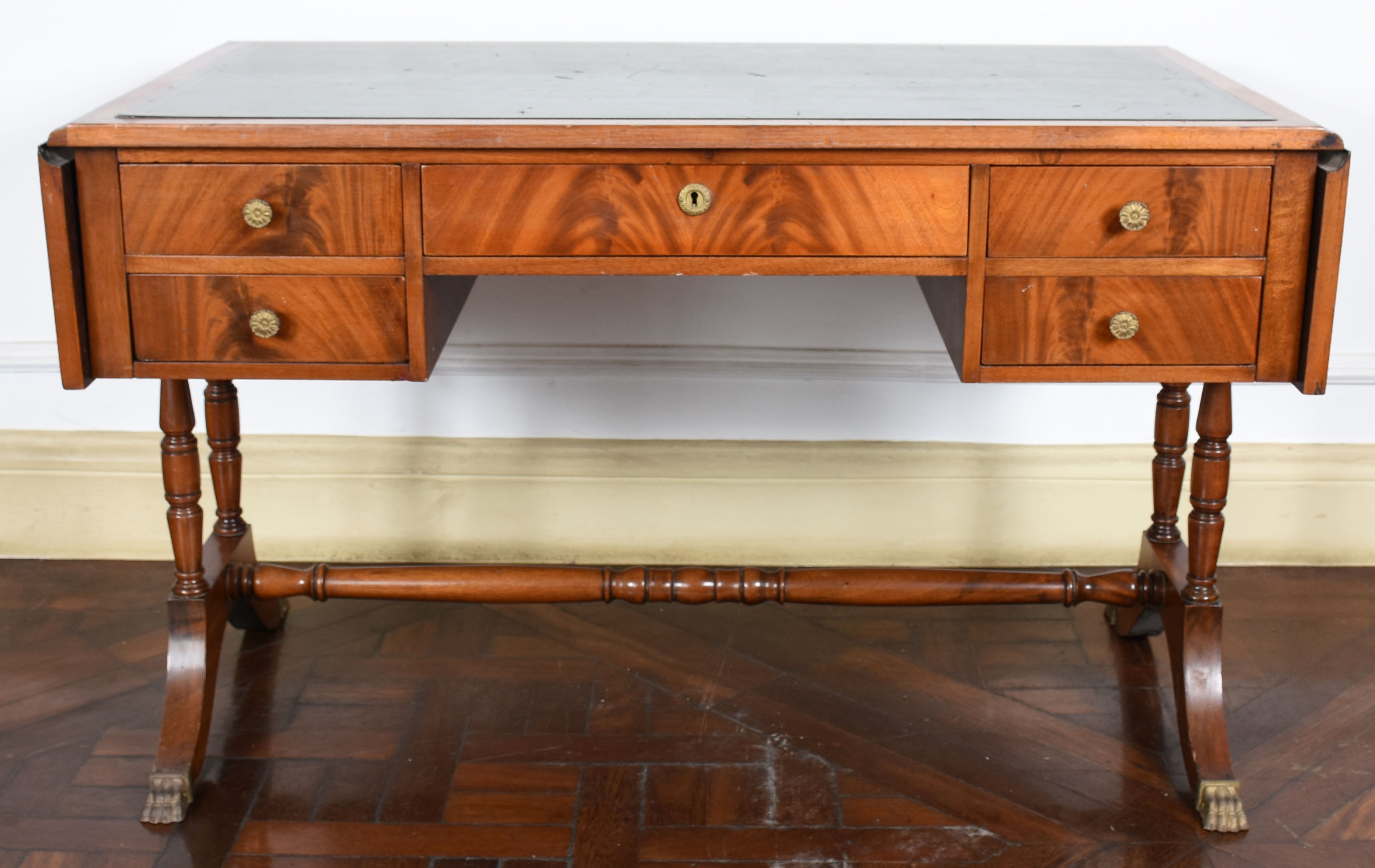 Sofá table em mogno com tampo em couro abas laterais reversíveis - 65... - foto 2 de 4