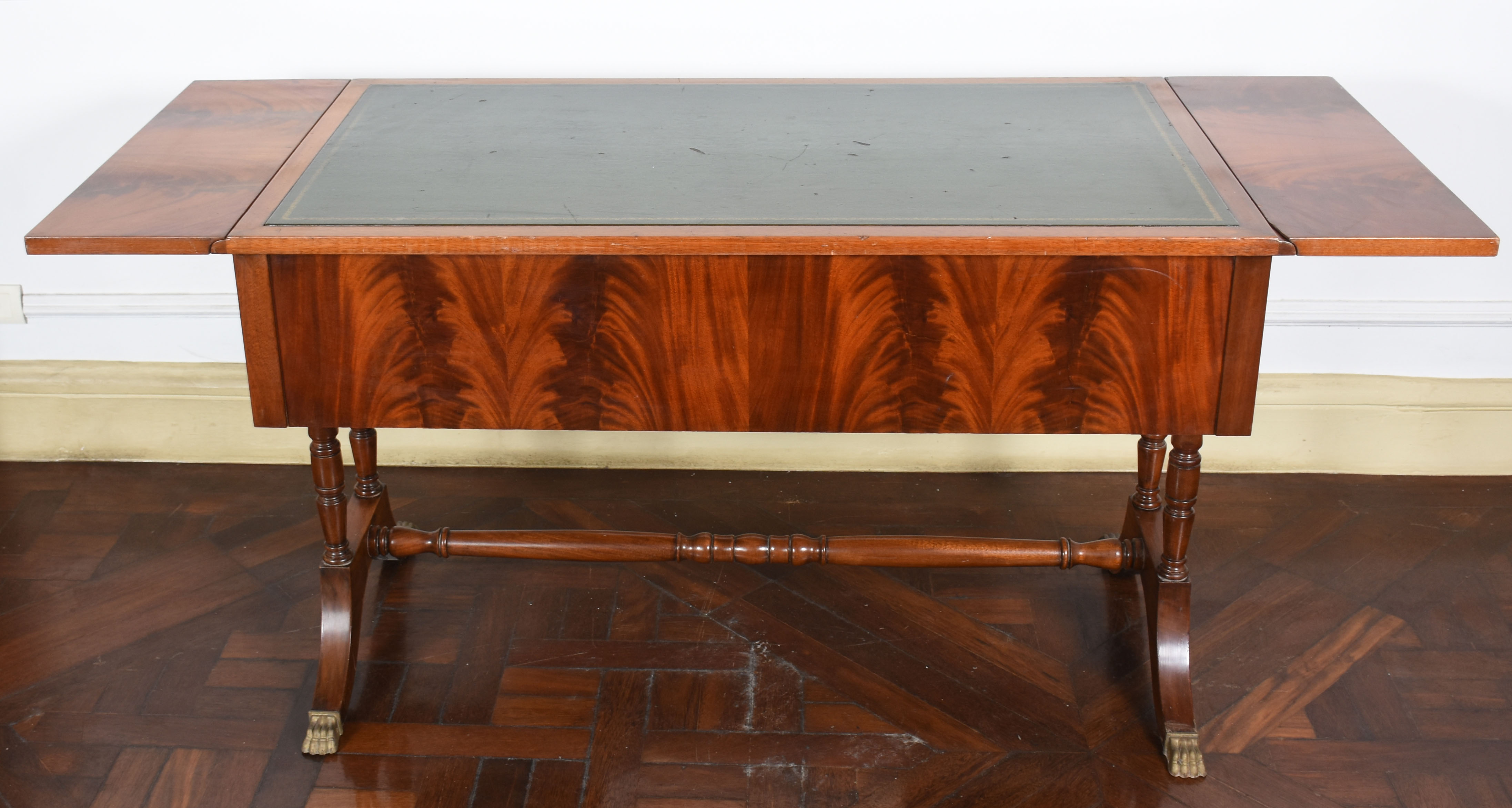 Sofá table em mogno com tampo em couro abas laterais reversíveis - 65... - foto 3 de 4