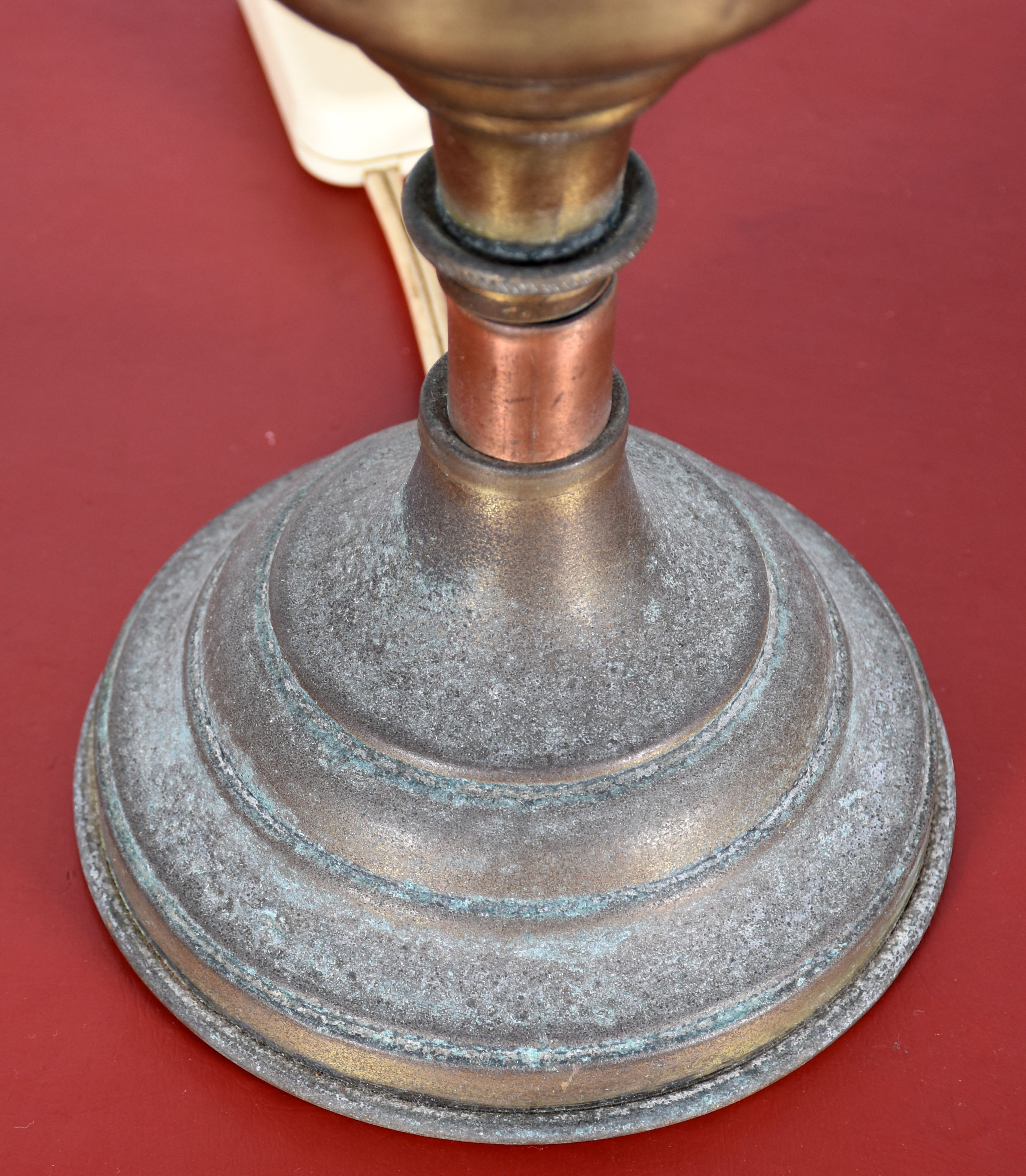 Antigo candeeiro em metal adaptado, cúpula em vidro opalinado. Este... - foto 3 de 3