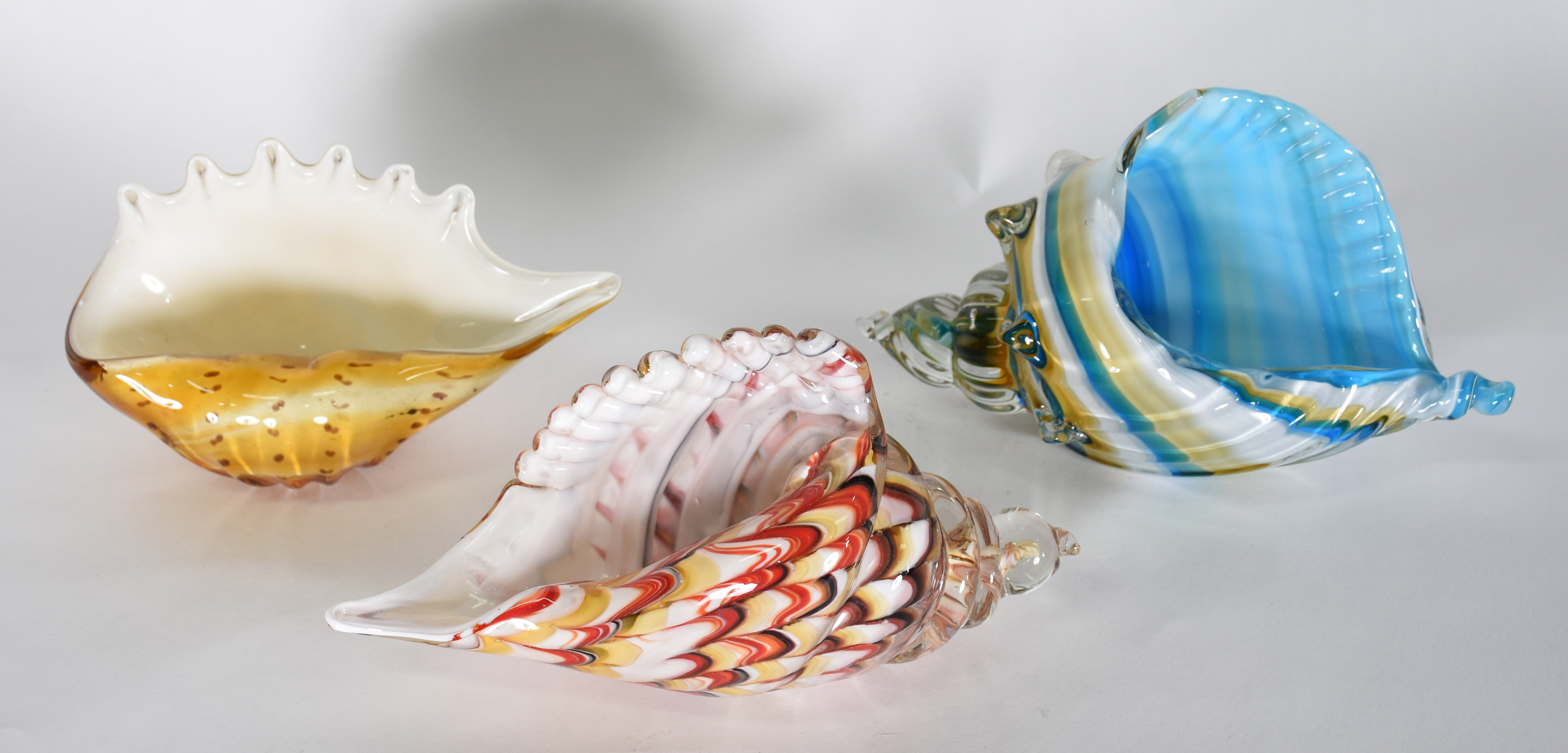 Três conchas de murano. - foto 1 de 3