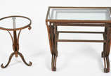 Quatro mesas de metal dourado e vidro, sendo um... - Quatro mesas de metal dourado e vidro, sendo uma "mesa ninho" com tres peças de encaixar e uma auxiliar feitio redondo. (desgastes no metal).