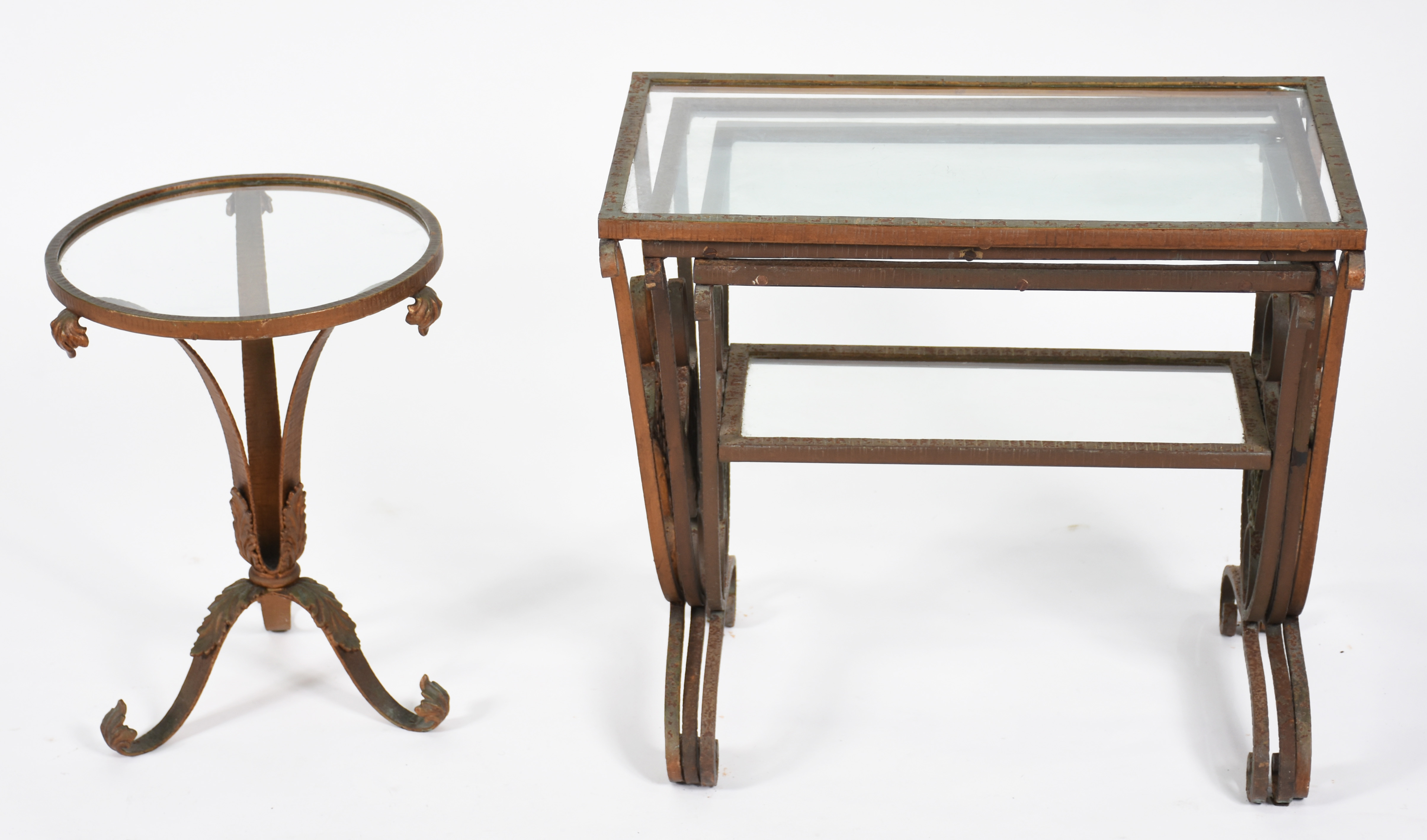 Quatro mesas de metal dourado e vidro, sendo uma "mesa ninho" com... - foto 3 de 5