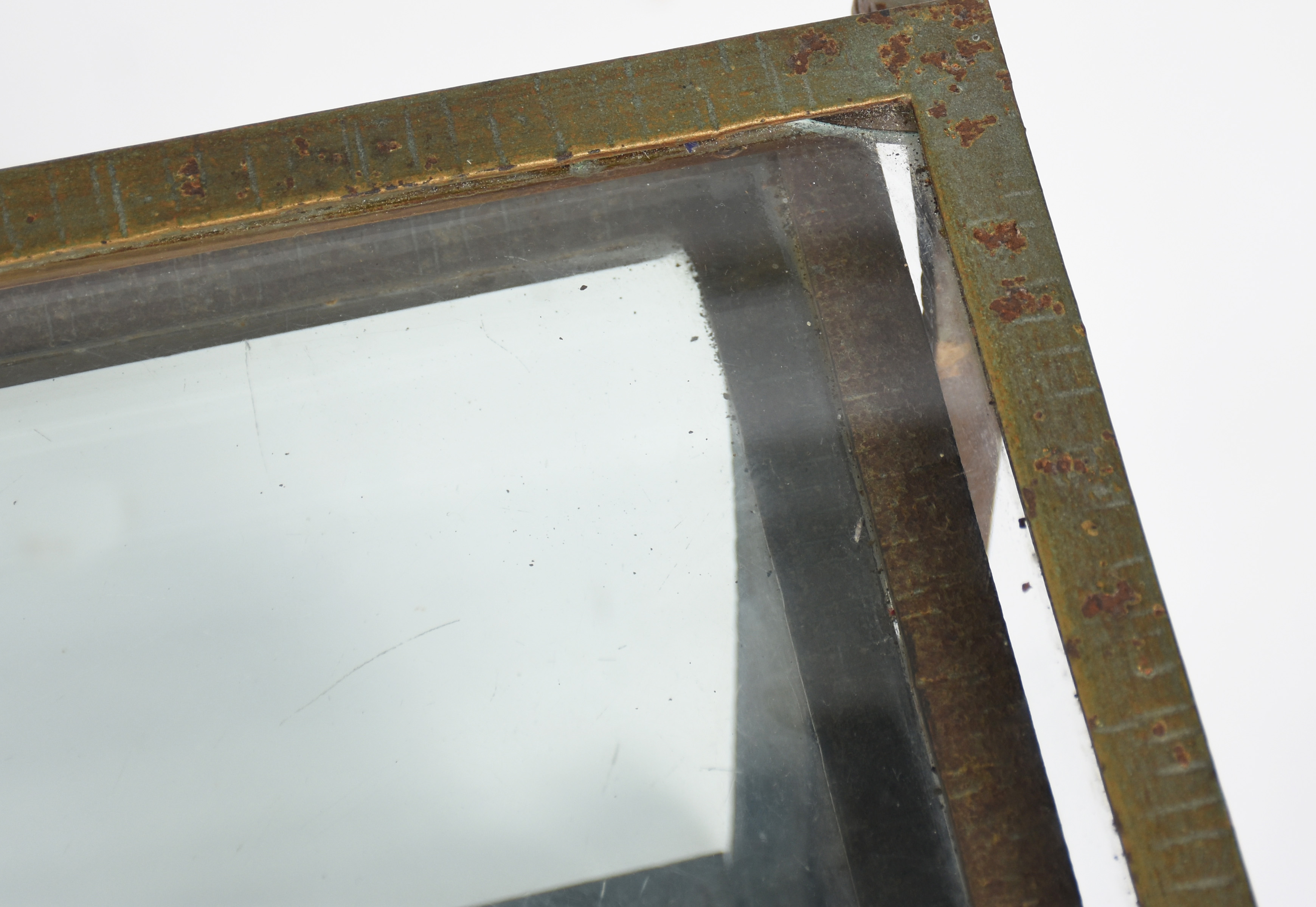 Quatro mesas de metal dourado e vidro, sendo uma "mesa ninho" com... - foto 5 de 5