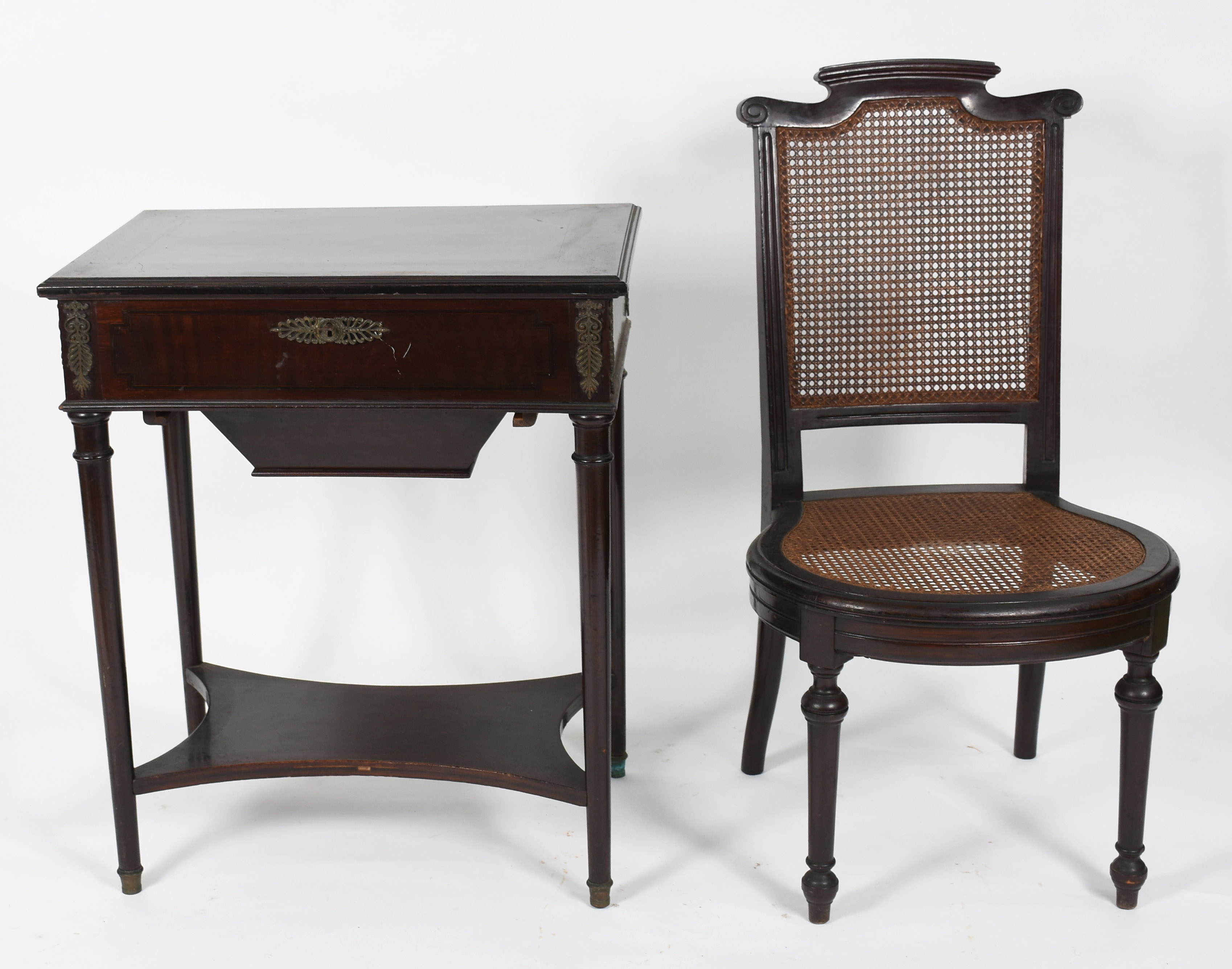 Mesa costureira de madeira nobre com tampo articulado, placa móvel... - foto 1 de 6