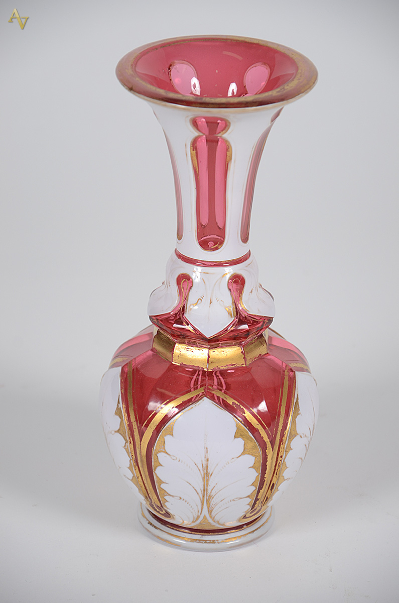 Vaso de overlay vermelho e branco com realces dourados. Altura 26,5...