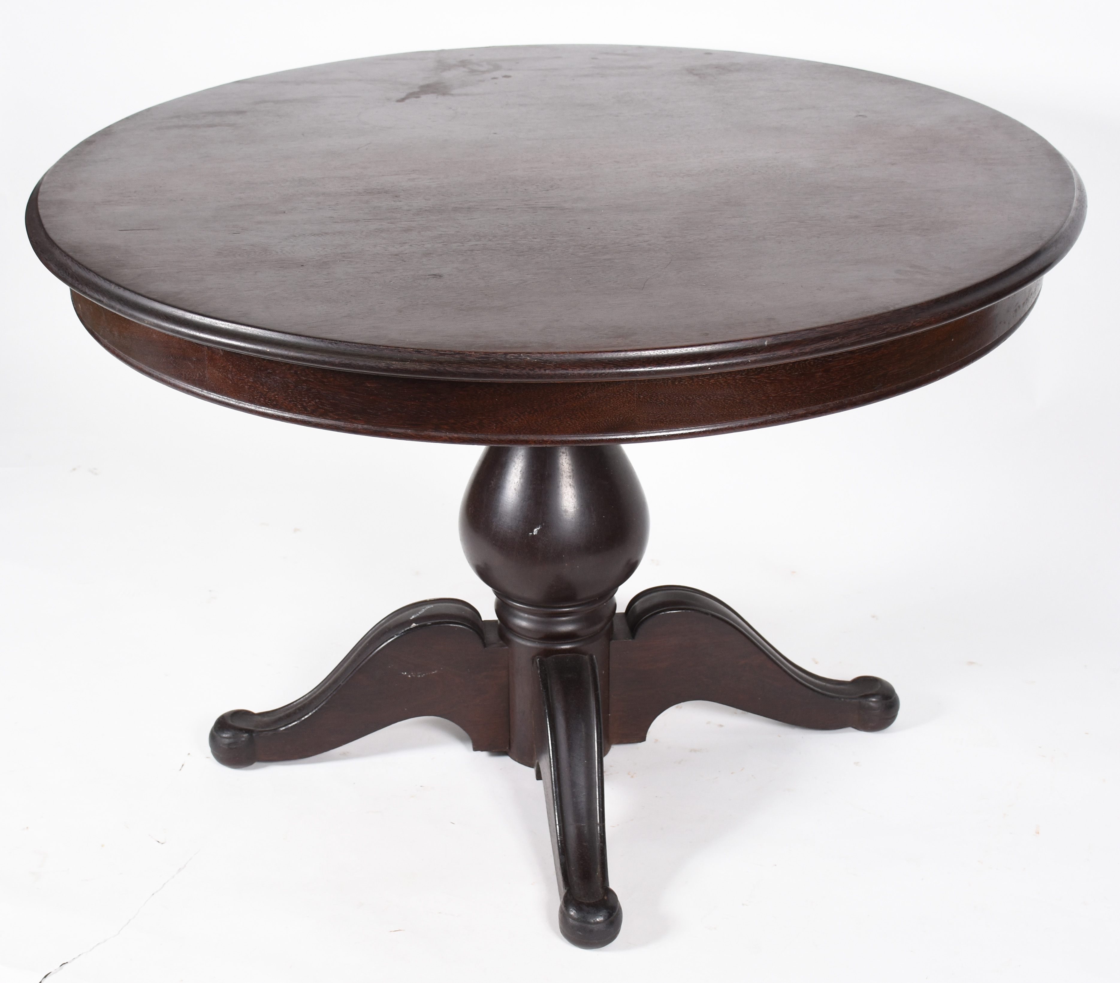 Mesa de jantar de madeira nobre, feitio redondo, apoio em coluna... - foto 1 de 4