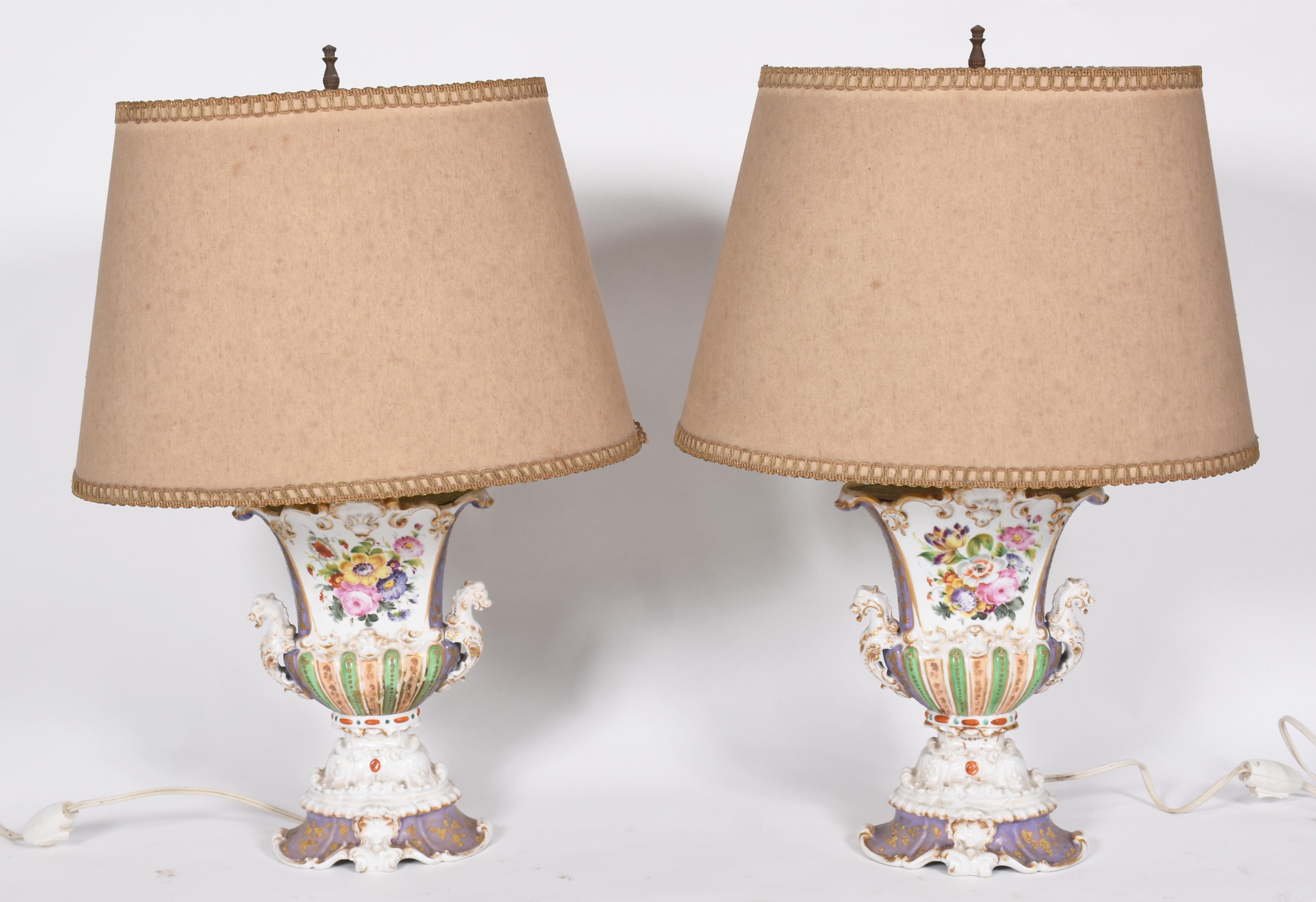 Par de ânforas de porcelana Francesa Vieux Paris, um dos lados com... - foto 2 de 7