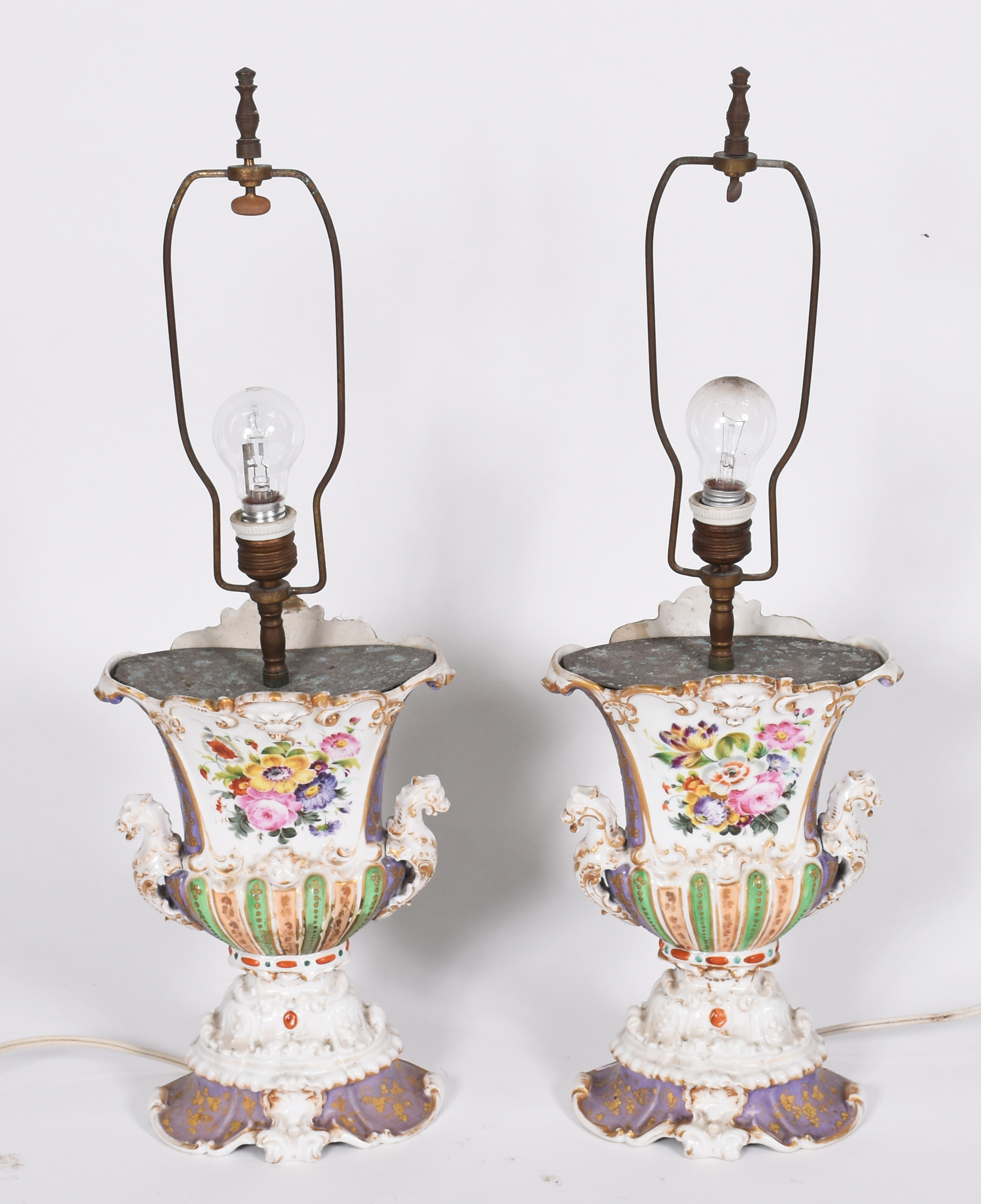 Par de ânforas de porcelana Francesa Vieux Paris, um dos lados com... - foto 4 de 7