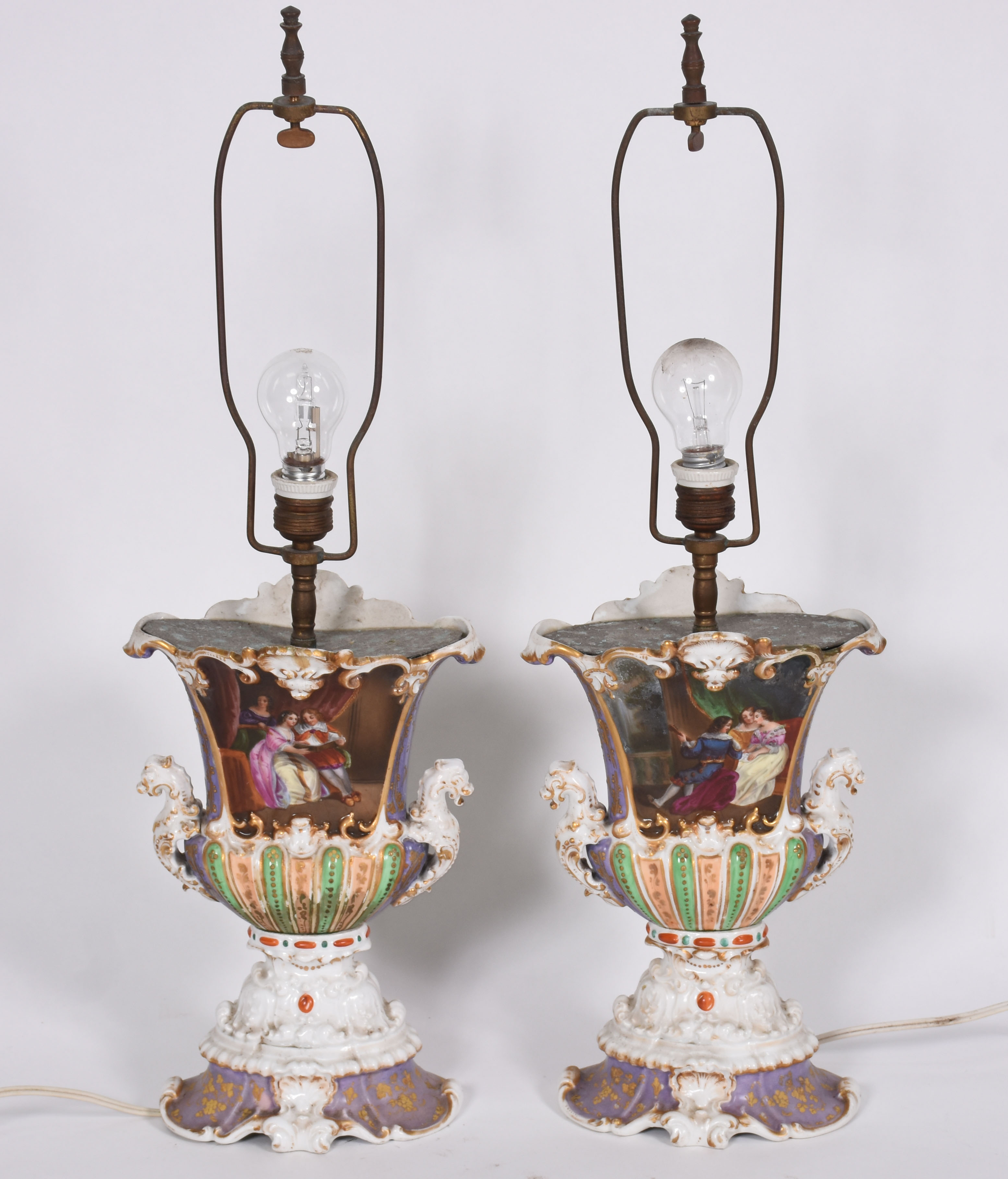 Par de ânforas de porcelana Francesa Vieux Paris, um dos lados com... - foto 5 de 7