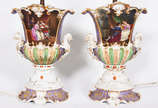 Par  de ânforas de porcelana Francesa Vieux Par... - Par  de ânforas de porcelana Francesa Vieux Paris, um dos lados com flores em policromia e o outro com figuras de nobres, realces dourados. Alça...
