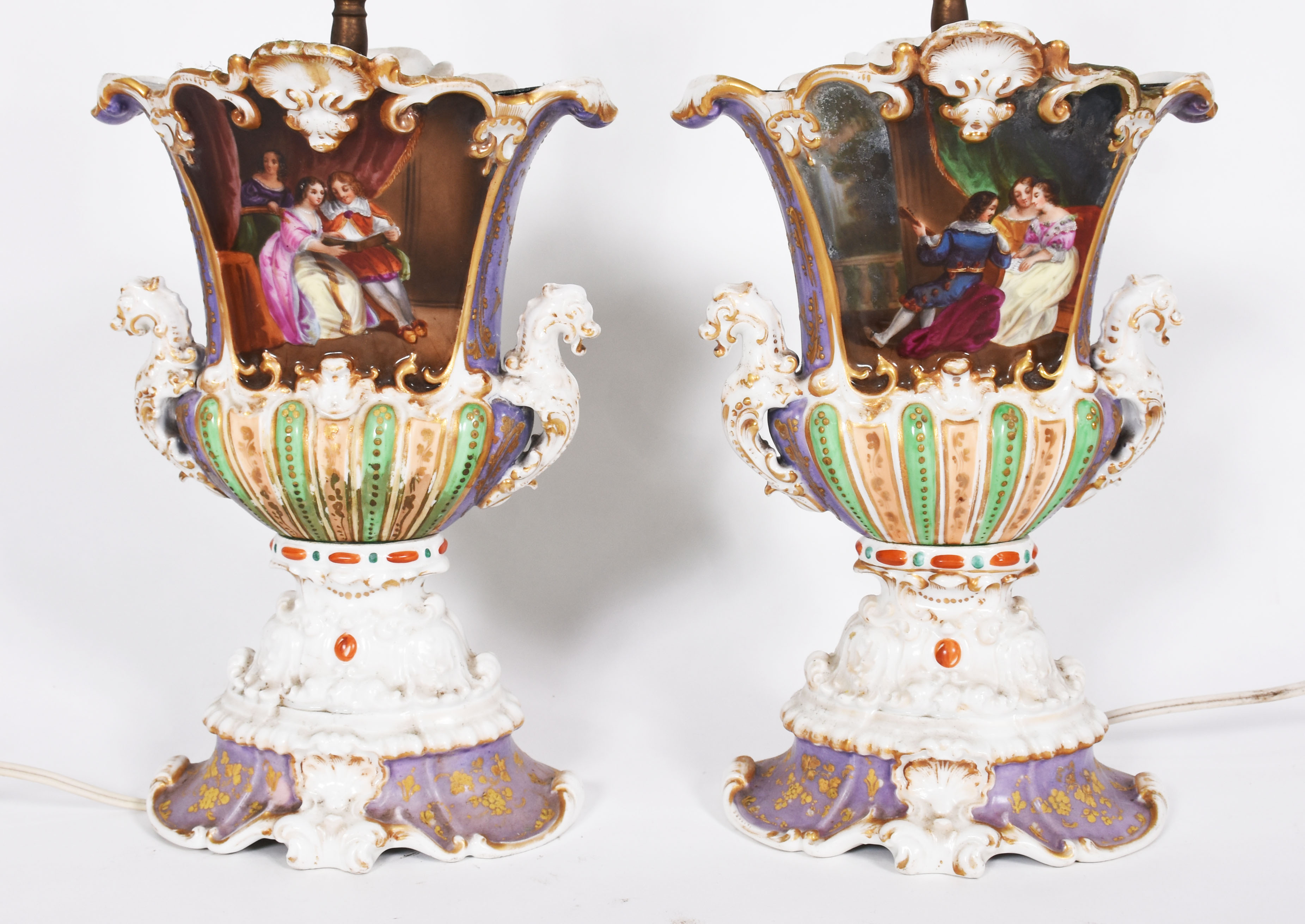 Par de ânforas de porcelana Francesa Vieux Paris, um dos lados com... - foto 1 de 7