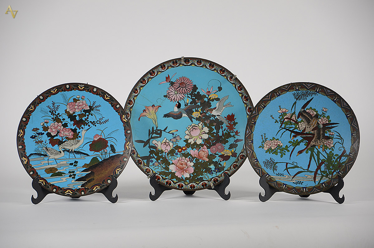 Três medalhões de cloisonne chines decorados com flores em policromia...