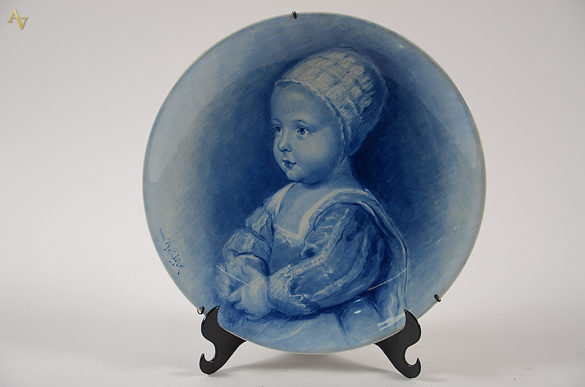 Medalhão de porcelana Delft com figura de criança. Diâmetro 35 cm. - foto 1 de 3