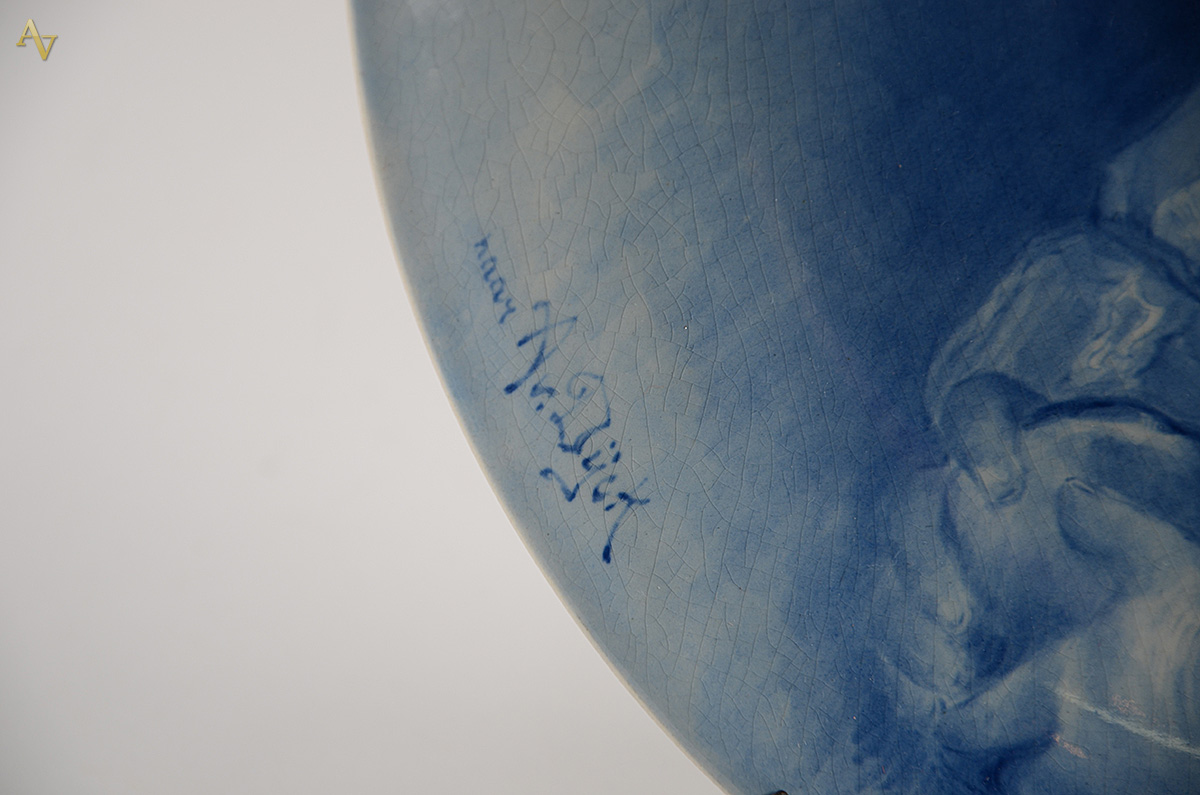 Medalhão de porcelana Delft com figura de criança. Diâmetro 35 cm. - foto 2 de 3