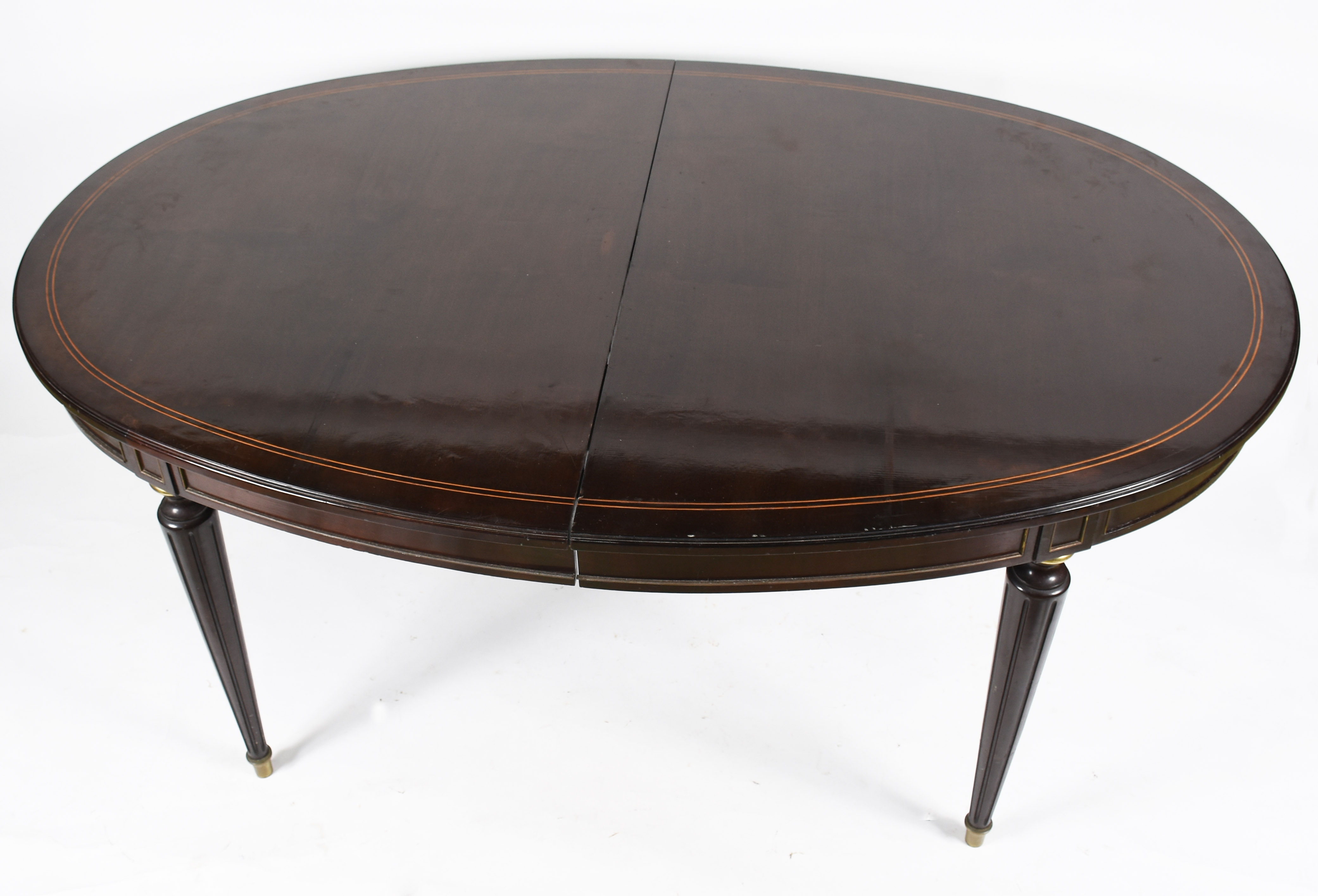 Mesa de jantar de madeira nobre, estilo ingles, tampo oval tendo saia... - foto 3 de 4