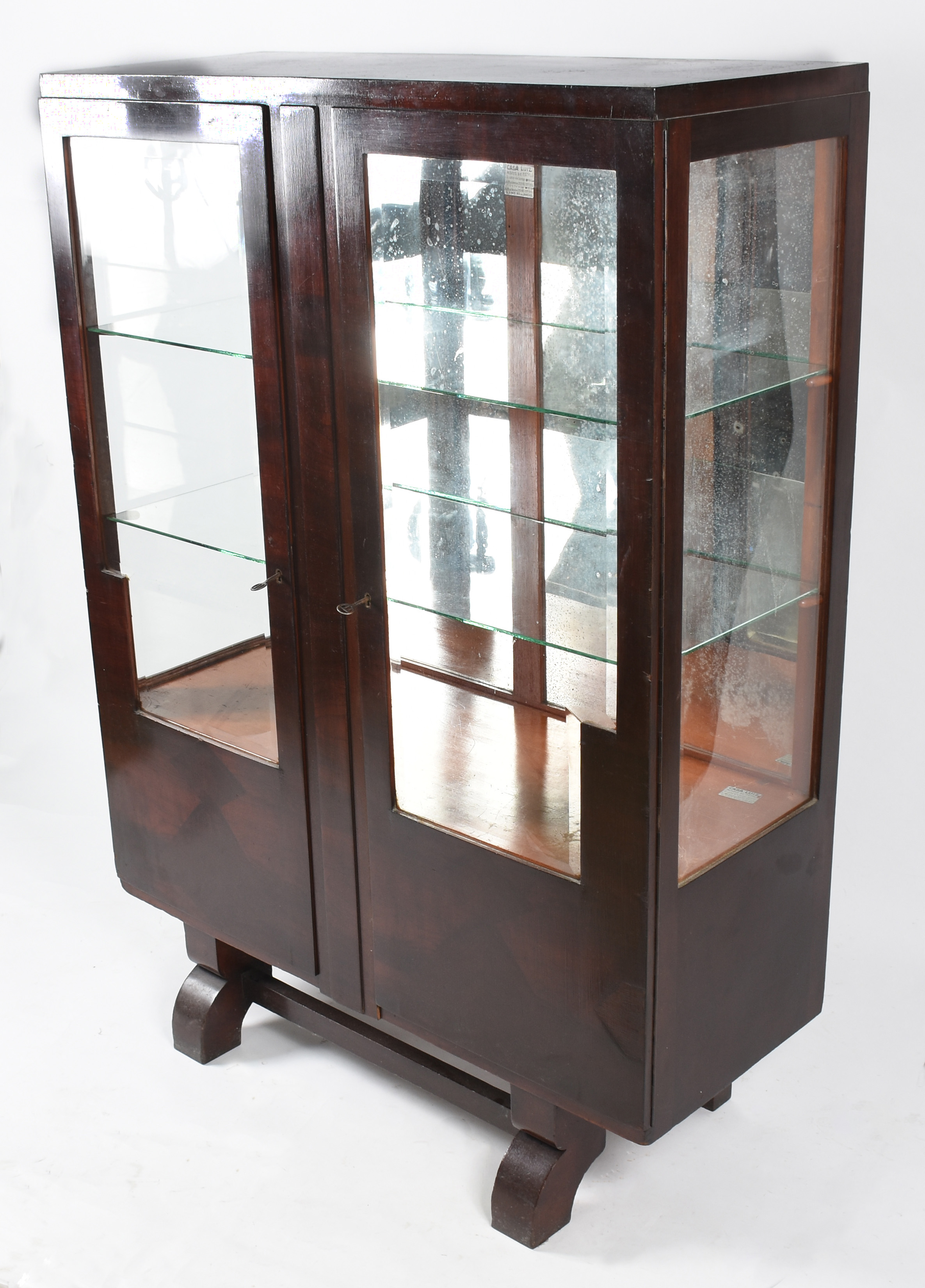 Vitrine de madeira nobre com duas portas e laterais de vidro... - foto 1 de 6