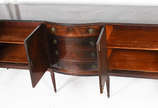 Móvel buffet estilo Inglês de madeira nobre com... - Móvel buffet estilo Inglês de madeira nobre com 4 gavetas centrais e 2 portas de cada lado. Pernas cilíndricas frisadas. Prateleiras internas. (...