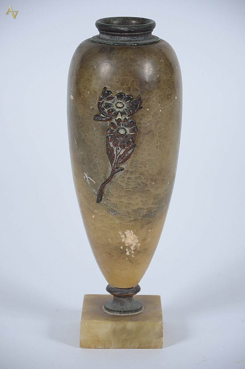 Vaso de alabastro com aplicação de bronze. Altura 28 cm. - foto 1 de 3