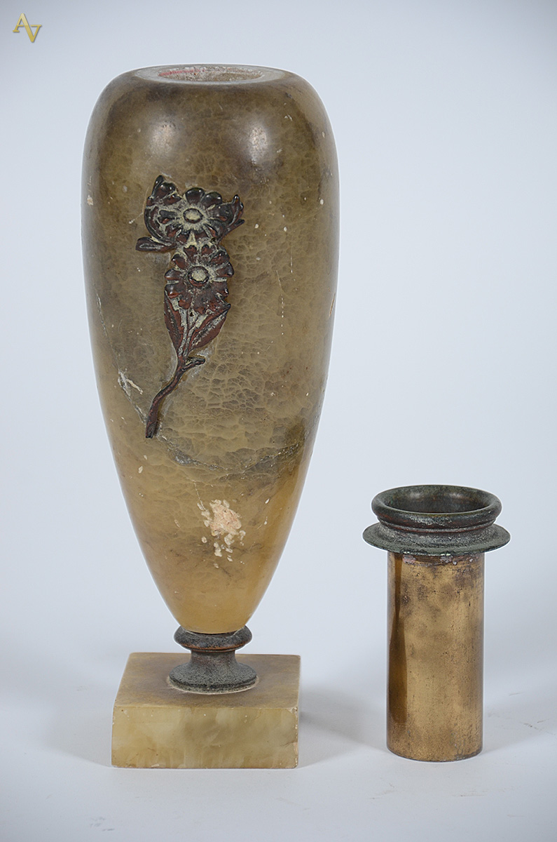Vaso de alabastro com aplicação de bronze. Altura 28 cm. - foto 2 de 3
